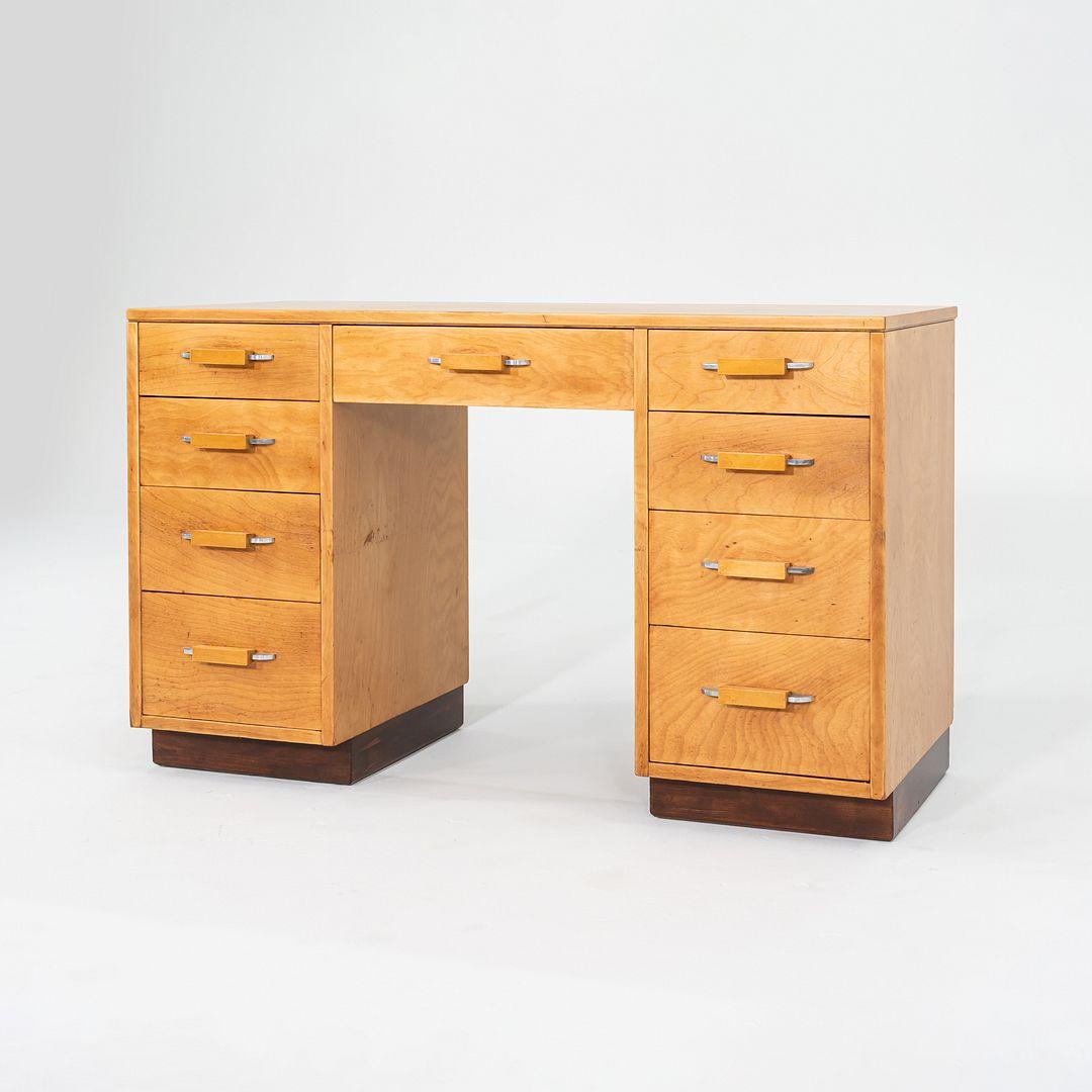 Si tratta di una scrivania direzionale o Vanity a doppio piedistallo in betulla, progettata da Eliel Saarinen, Eva-Lisa (Pipsan) Saarinen Swanson e J. Robert F. Swanson nel 1939. È stata prodotta a Grand Rapids, Michigan, dalla Johnson Furniture