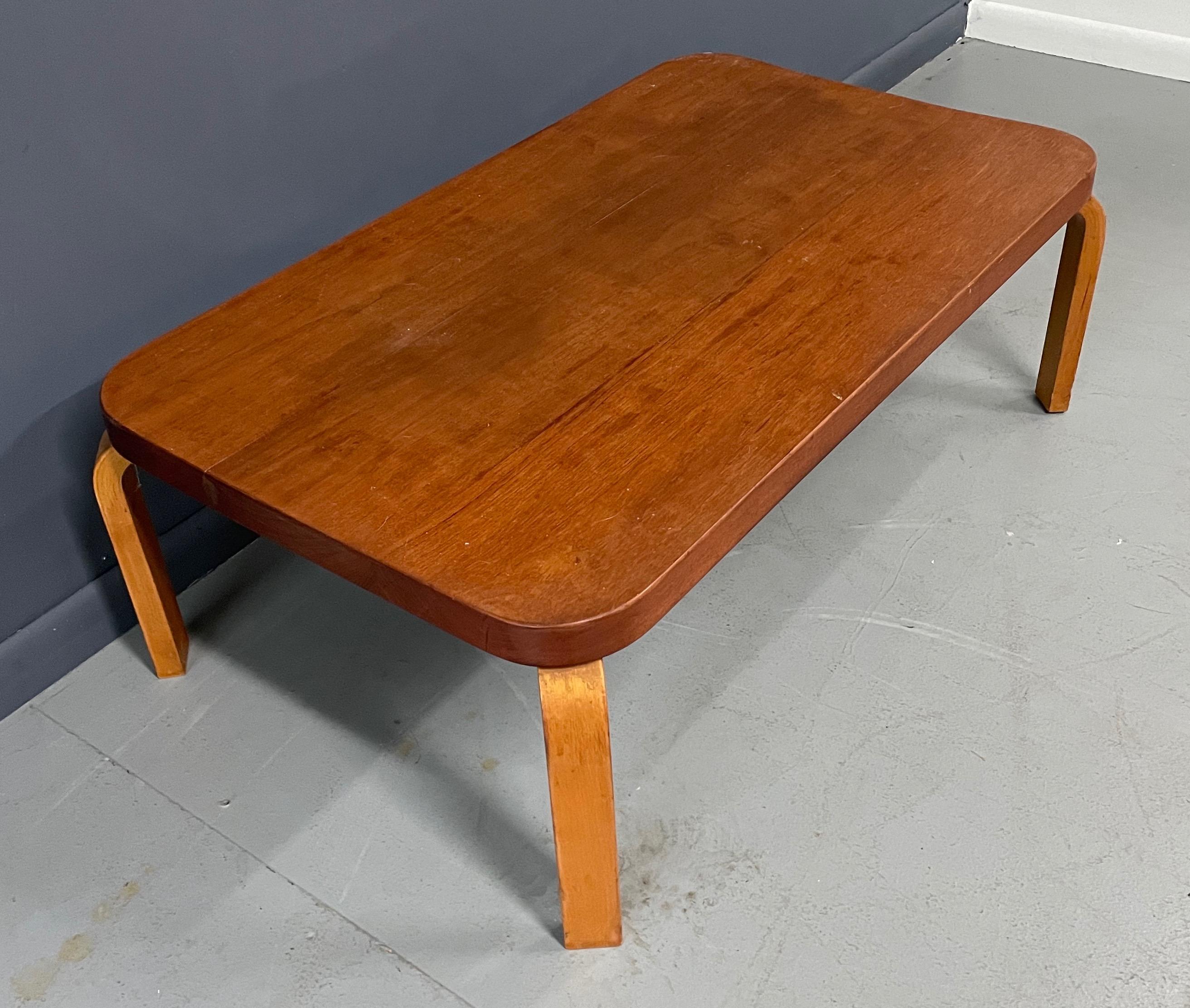 Une pièce importante conçue par Alvar Aalto pour Artek et placée au pavillon finlandais de l'exposition universelle de 1939. La table conserve son autocollant douanier d'origine. Cette table est un survivant et se trouve dans son état d'origine.