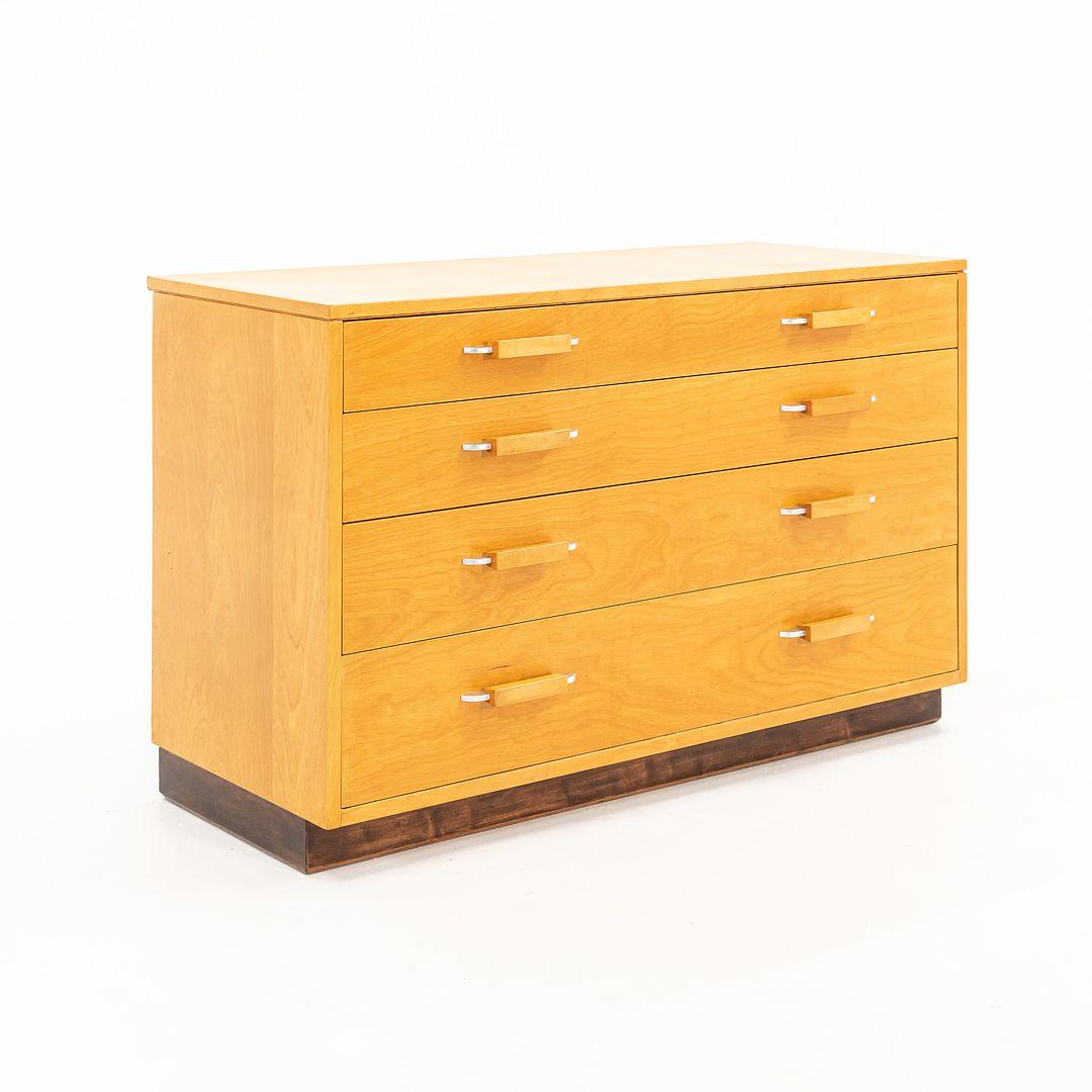 Si tratta di un comò in betulla, progettato da Eliel Saarinen, Eva-Lisa (Pipsan) Saarinen Swanson e J. Robert F. Swanson nel 1939. È stata prodotta a Grand Rapids, Michigan, dalla Johnson Furniture Company. Il pezzo presenta un esterno in legno di