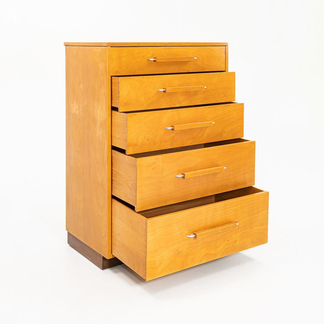 Il s'agit d'une commode haute à cinq tiroirs, conçue par Eliel Saarinen, Eva-Lisa (Pipsan) Saarinen Swanson et J. Robert F. Swanson en 1939. Il a été fabriqué à Grand Rapids, dans le Michigan, par la Johnson Furniture Company. Cette commode présente