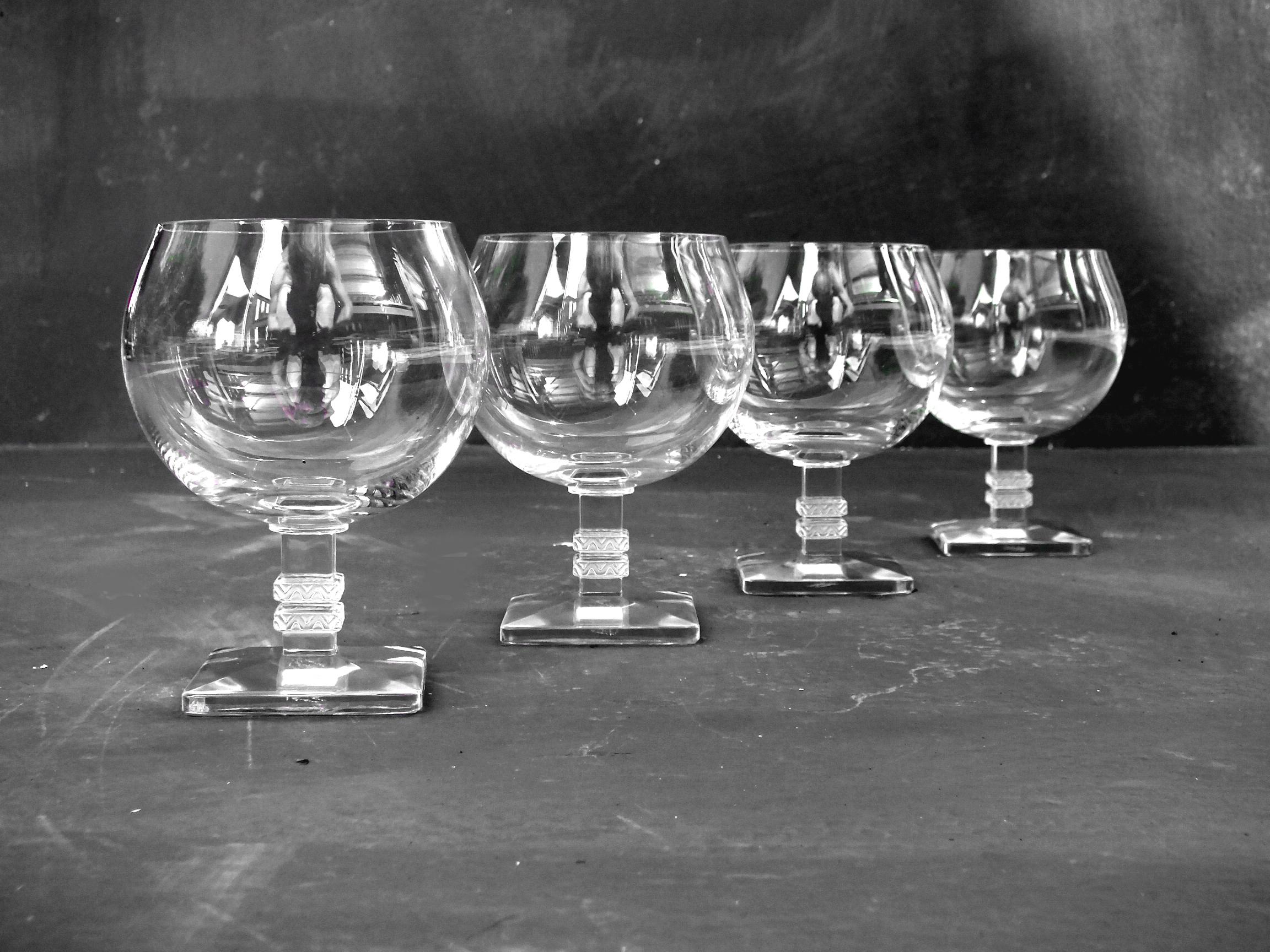 1939 René Lalique, dét de quatre verres à cognac argos à pied satiné clair et travaillé.