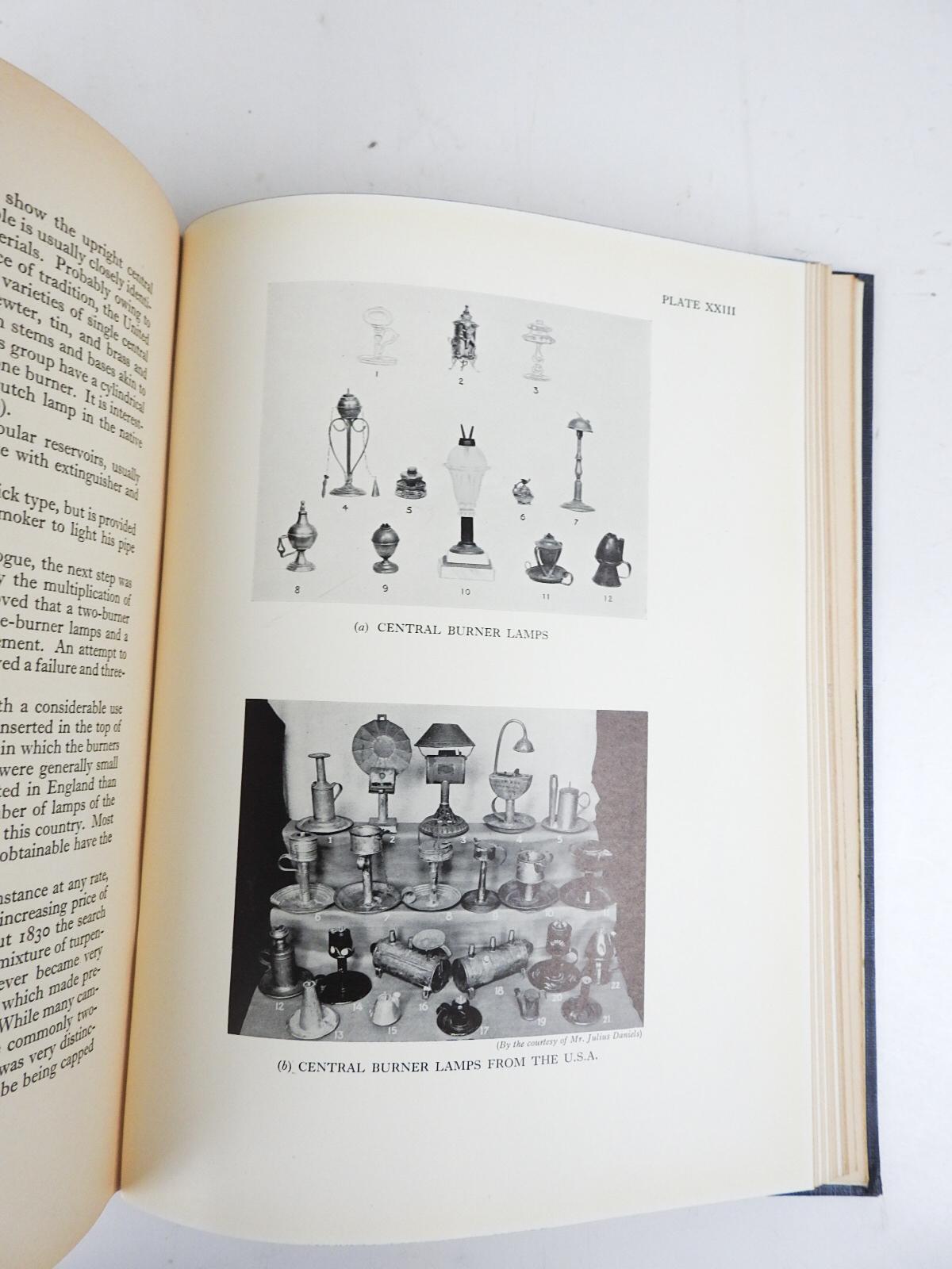 L'histoire de la lampe et du livre des bougeoirs de 1939 en vente 3