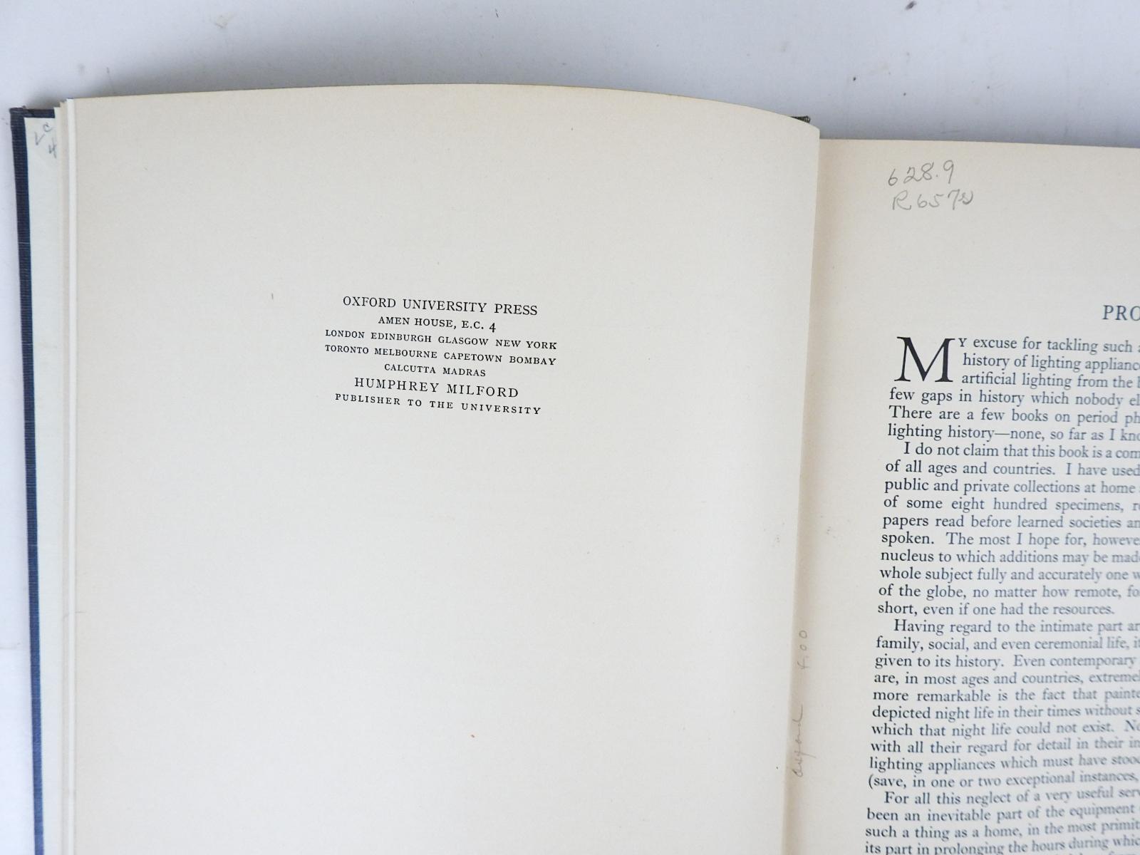 Américain L'histoire de la lampe et du livre des bougeoirs de 1939 en vente