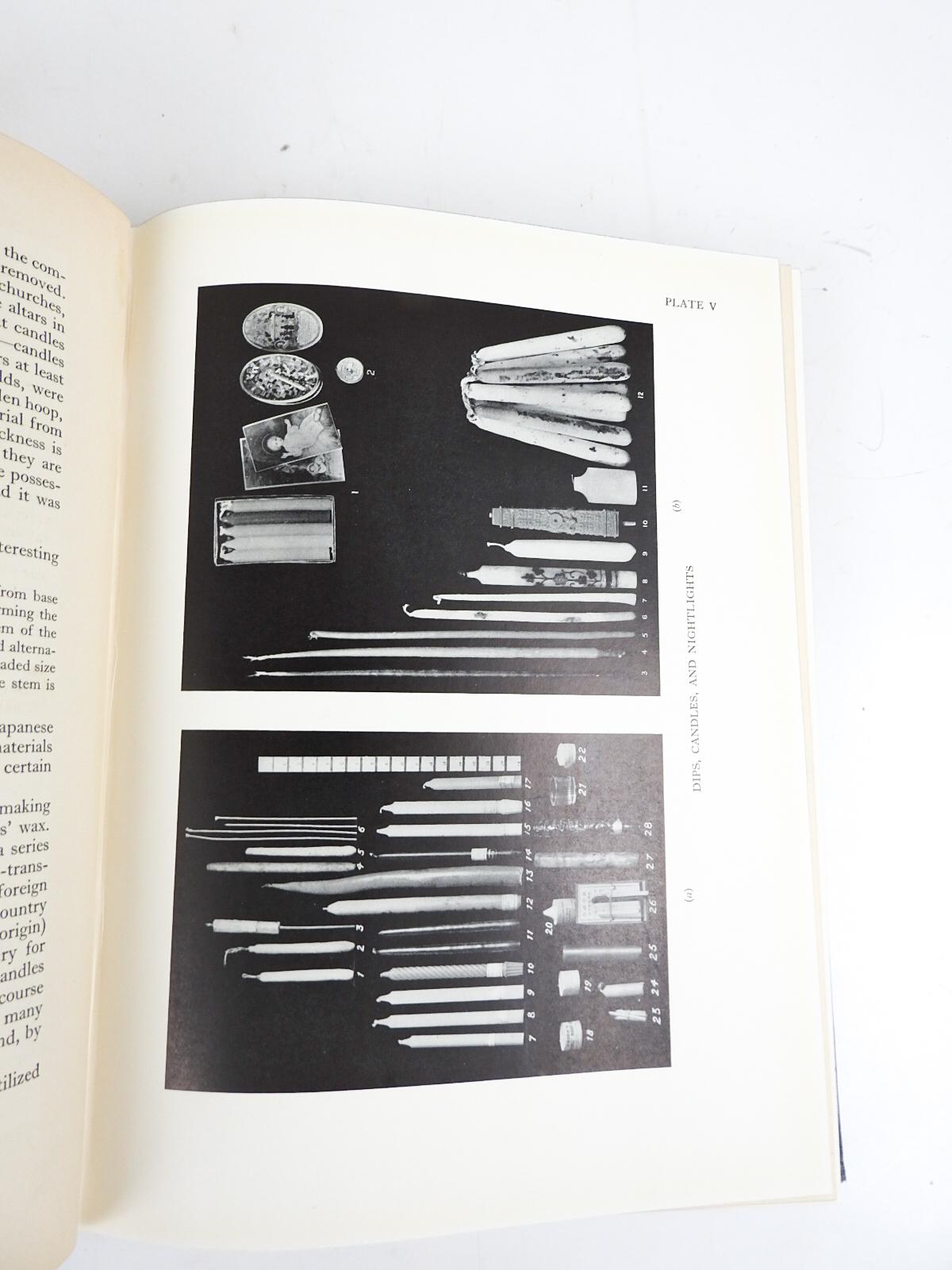 Milieu du XXe siècle L'histoire de la lampe et du livre des bougeoirs de 1939 en vente