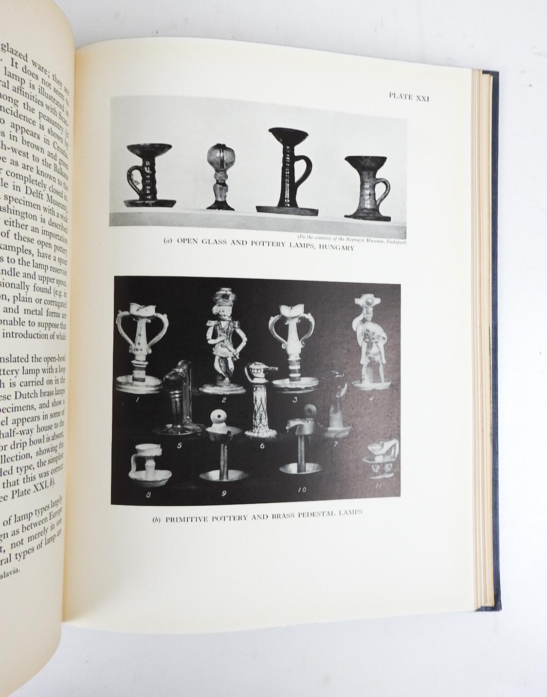 L'histoire de la lampe et du livre des bougeoirs de 1939 en vente 2