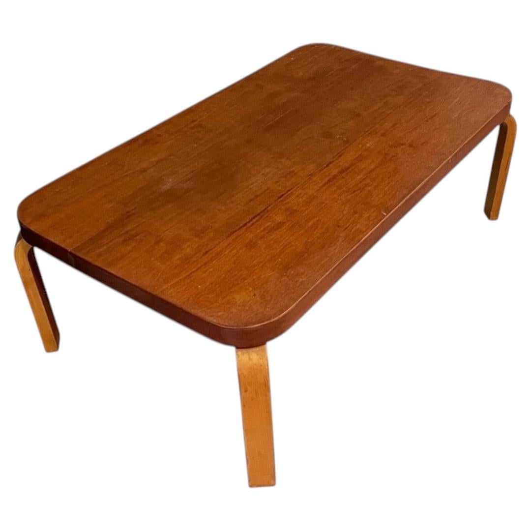 Mesa de centro del Pabellón Finlandés de la Exposición Universal de 1939, de Alvar Aalto para Artek en venta