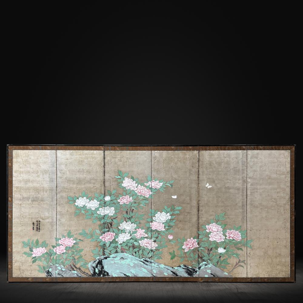 Frühlingsträumerei

Zeitraum: Showa 
Jahr: 1939
Größe: 358 x 173 cm (140,9 x 68,1 Zoll)
SKU: SD230

Dieser exquisite Paravent mit 6 Paneelen fängt die ätherische Schönheit des Frühlings durch die Darstellung von leuchtend rosa Pfingstrosen und