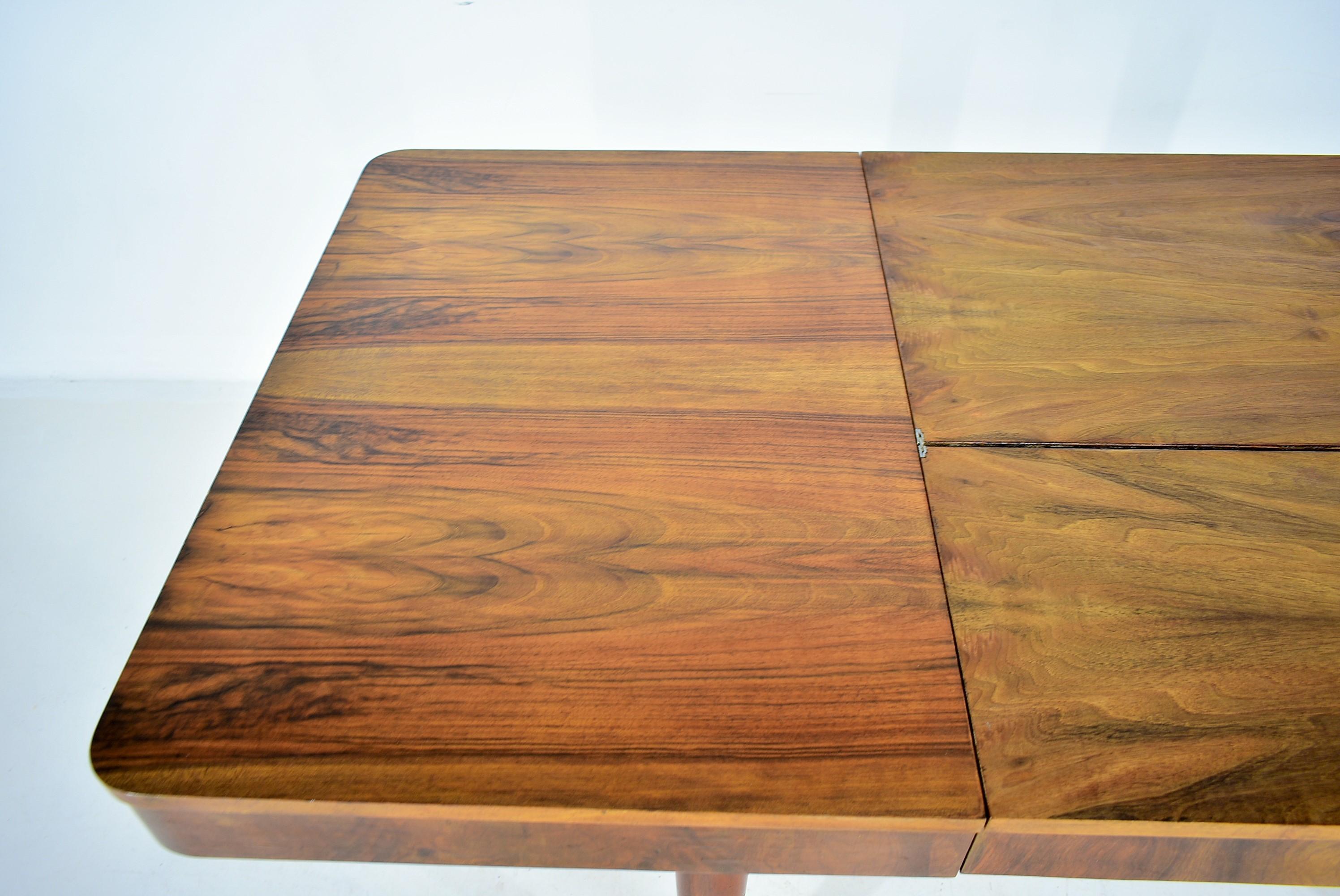 1939s Jindrich Halabala Extendable Dining Table in Walnut, Czechoslovakia In Good Condition In Praha, CZ