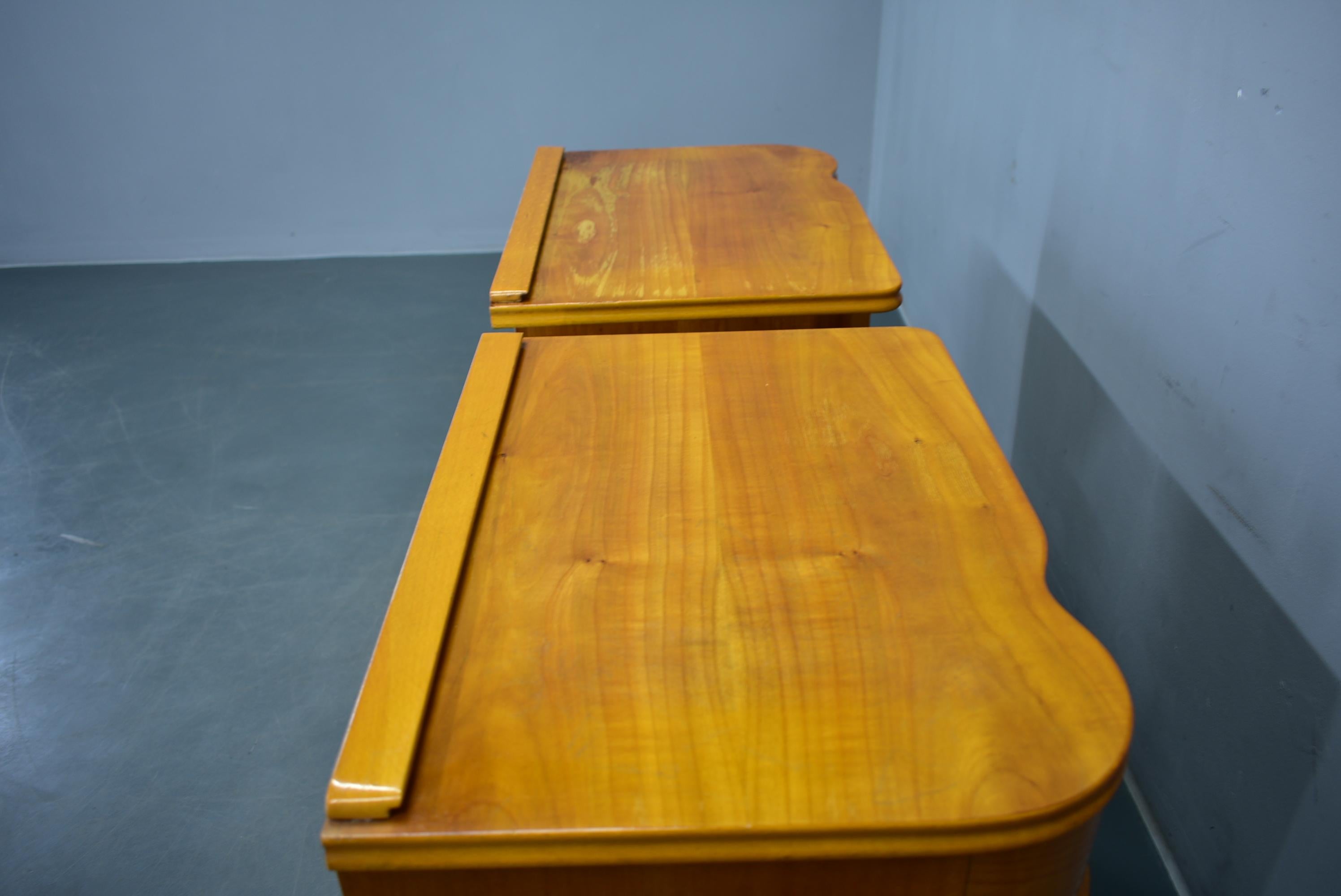 Paire de tables de chevet Art Déco des années 1939, Tchécoslovaquie en vente 8
