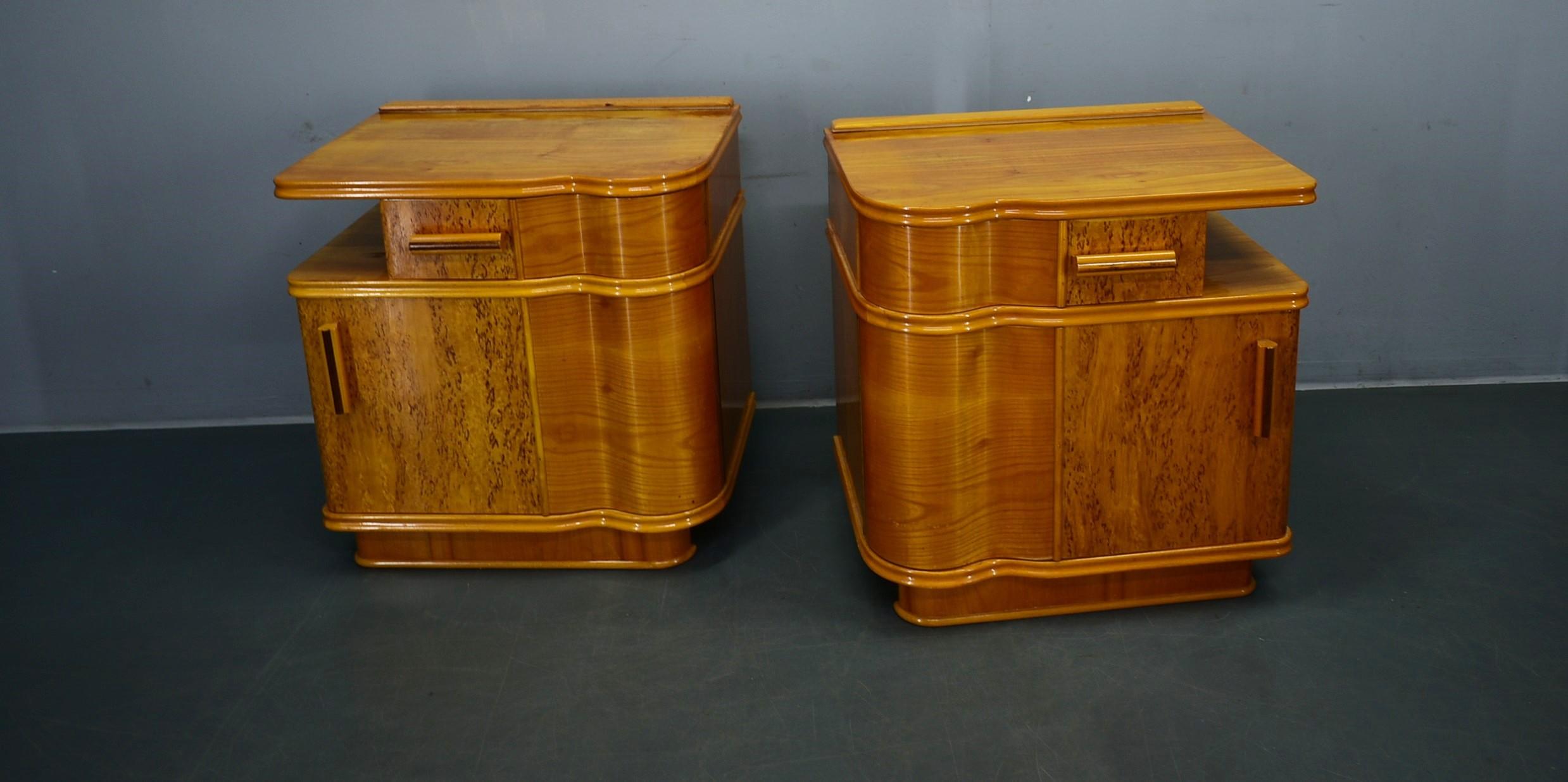 Art déco Paire de tables de chevet Art Déco des années 1939, Tchécoslovaquie en vente