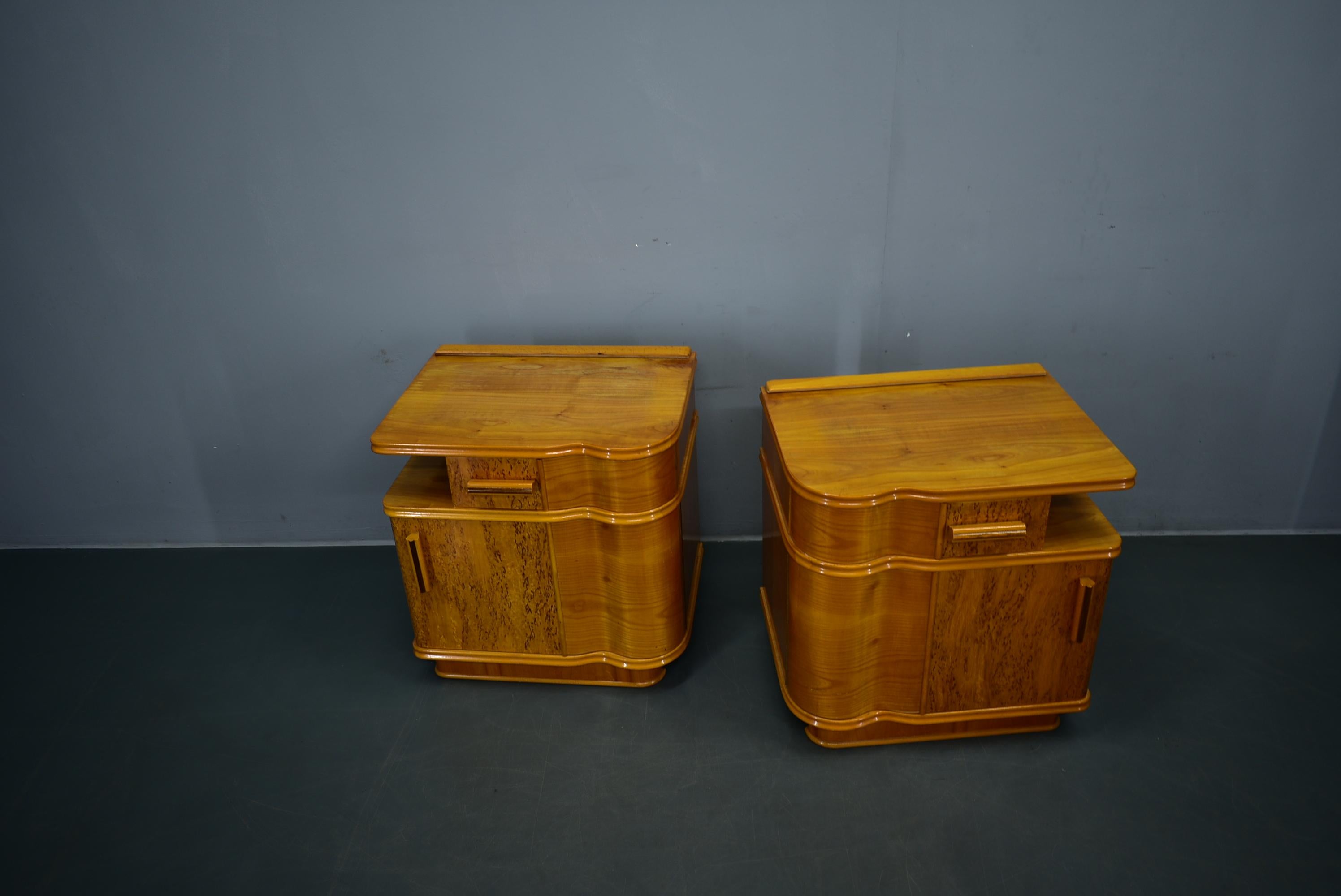 Tchèque Paire de tables de chevet Art Déco des années 1939, Tchécoslovaquie en vente