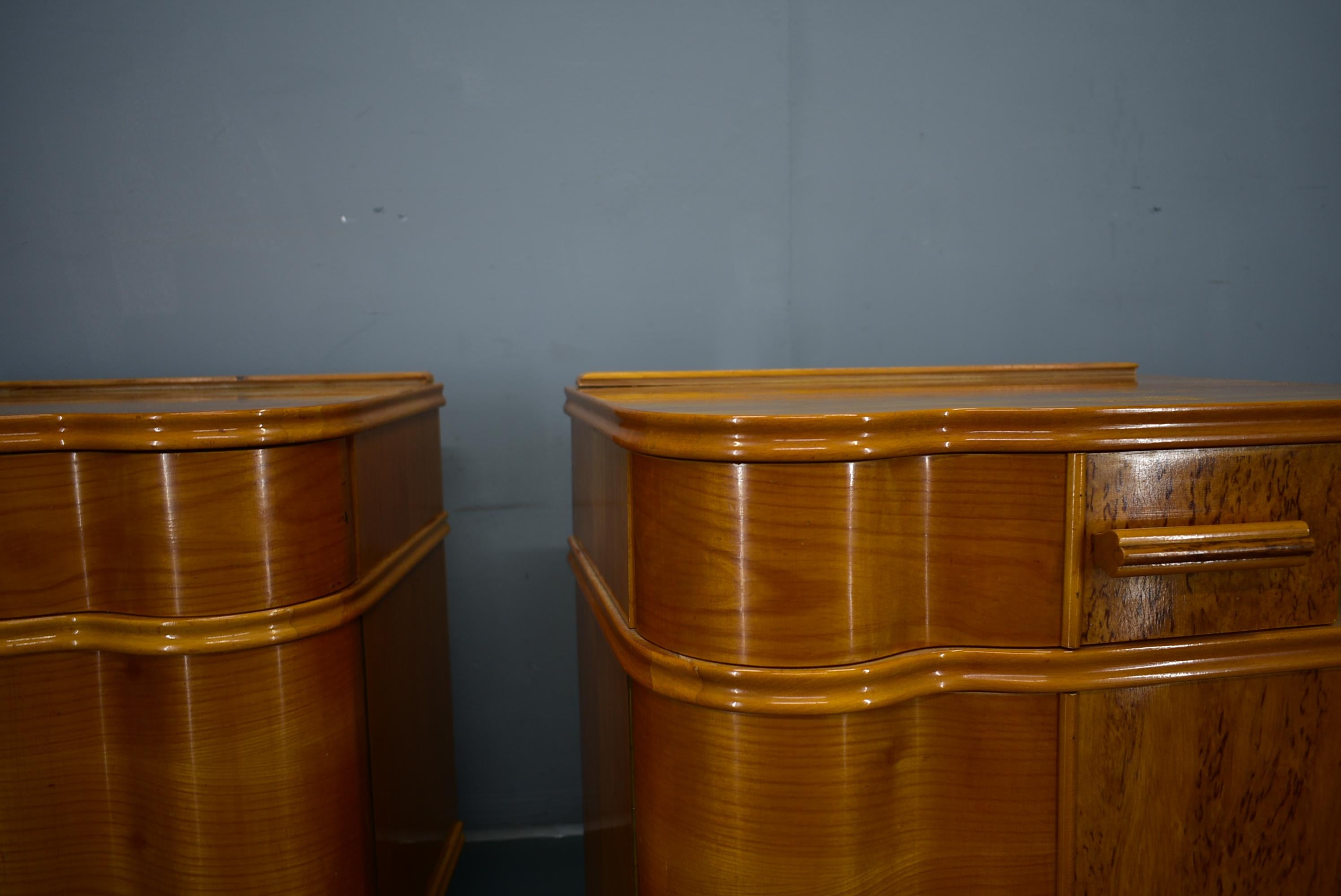 Paire de tables de chevet Art Déco des années 1939, Tchécoslovaquie Bon état - En vente à Praha, CZ