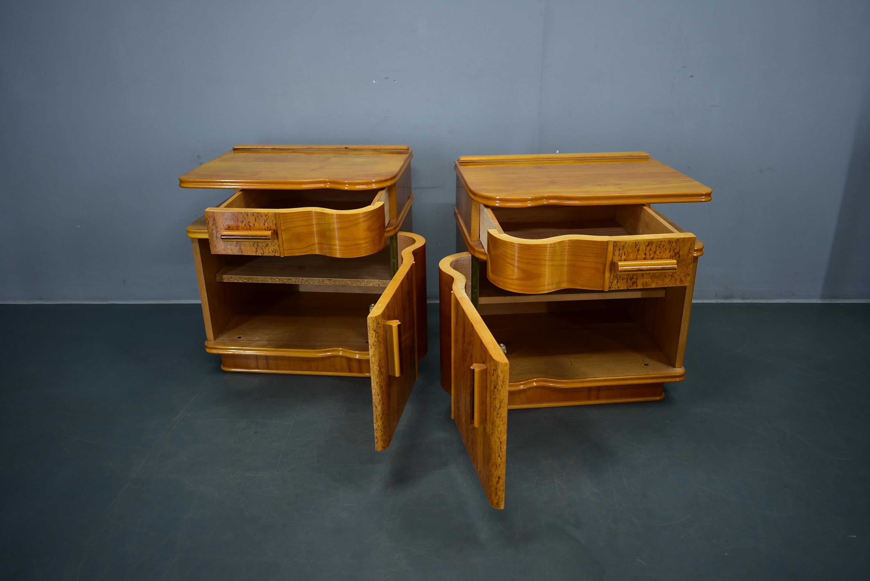 Bois Paire de tables de chevet Art Déco des années 1939, Tchécoslovaquie en vente