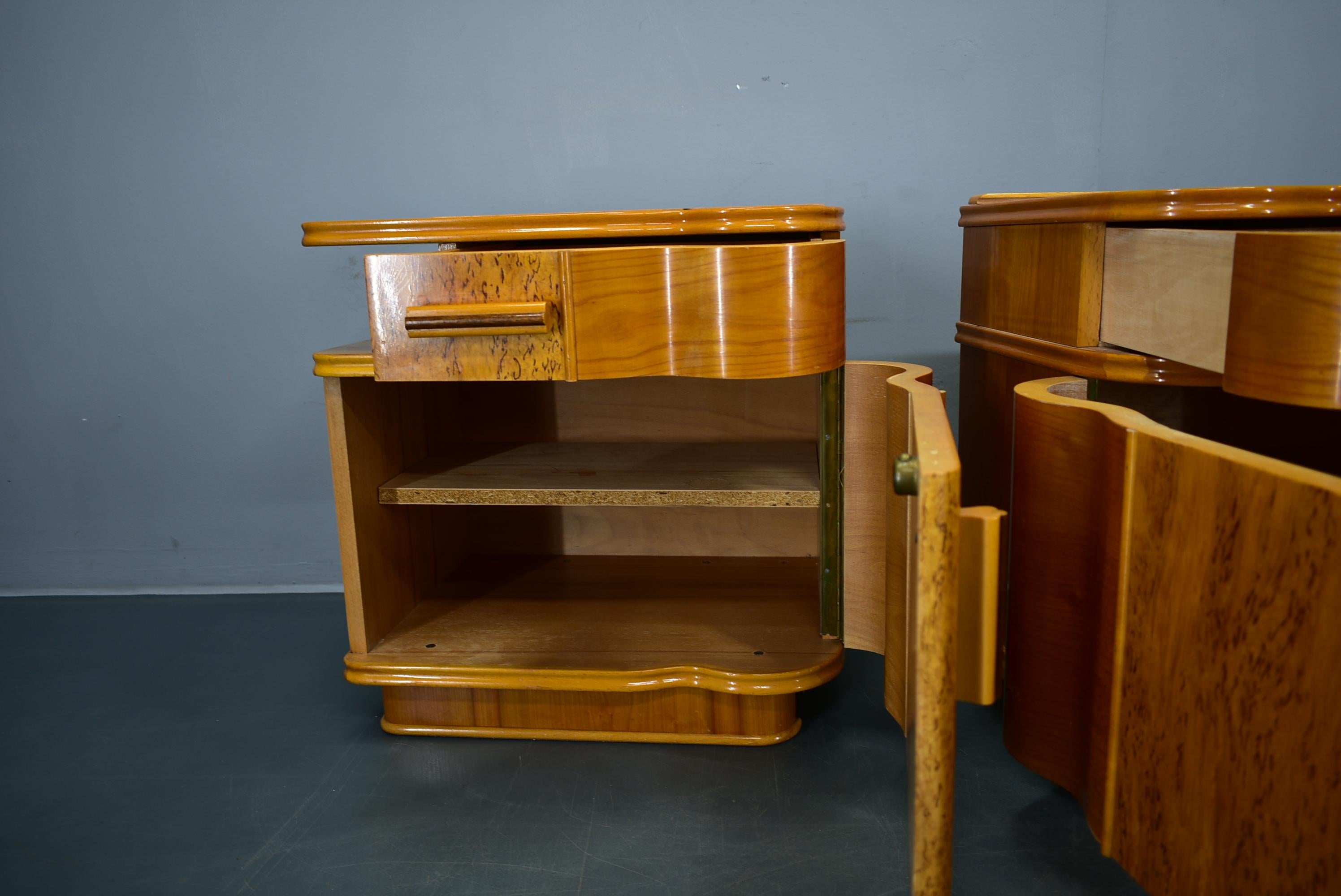 Paire de tables de chevet Art Déco des années 1939, Tchécoslovaquie en vente 1