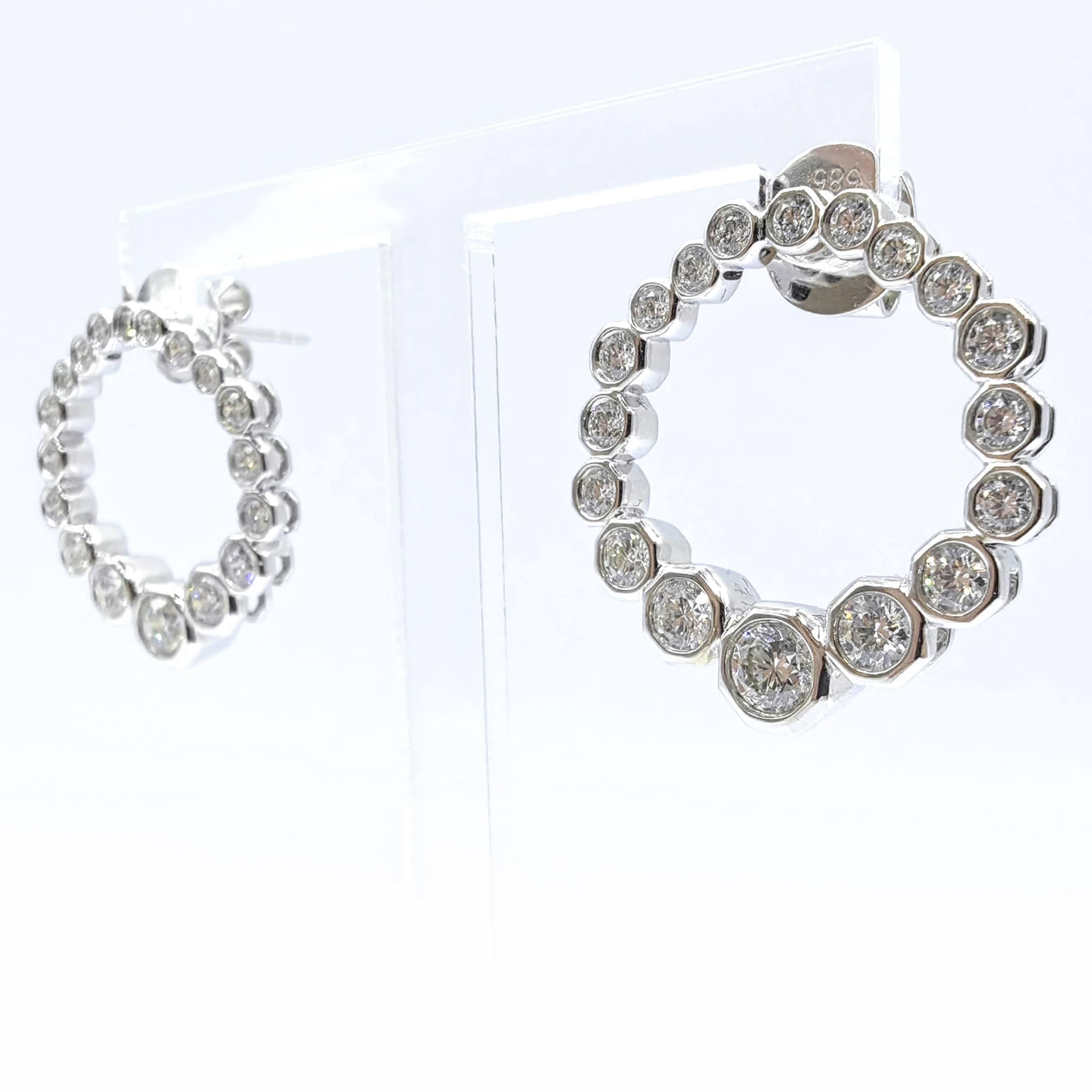 1.93ct Graduated Diamond Circle Earrings with Octagon Bezels in 14K White Gold (Zeitgenössisch) im Angebot