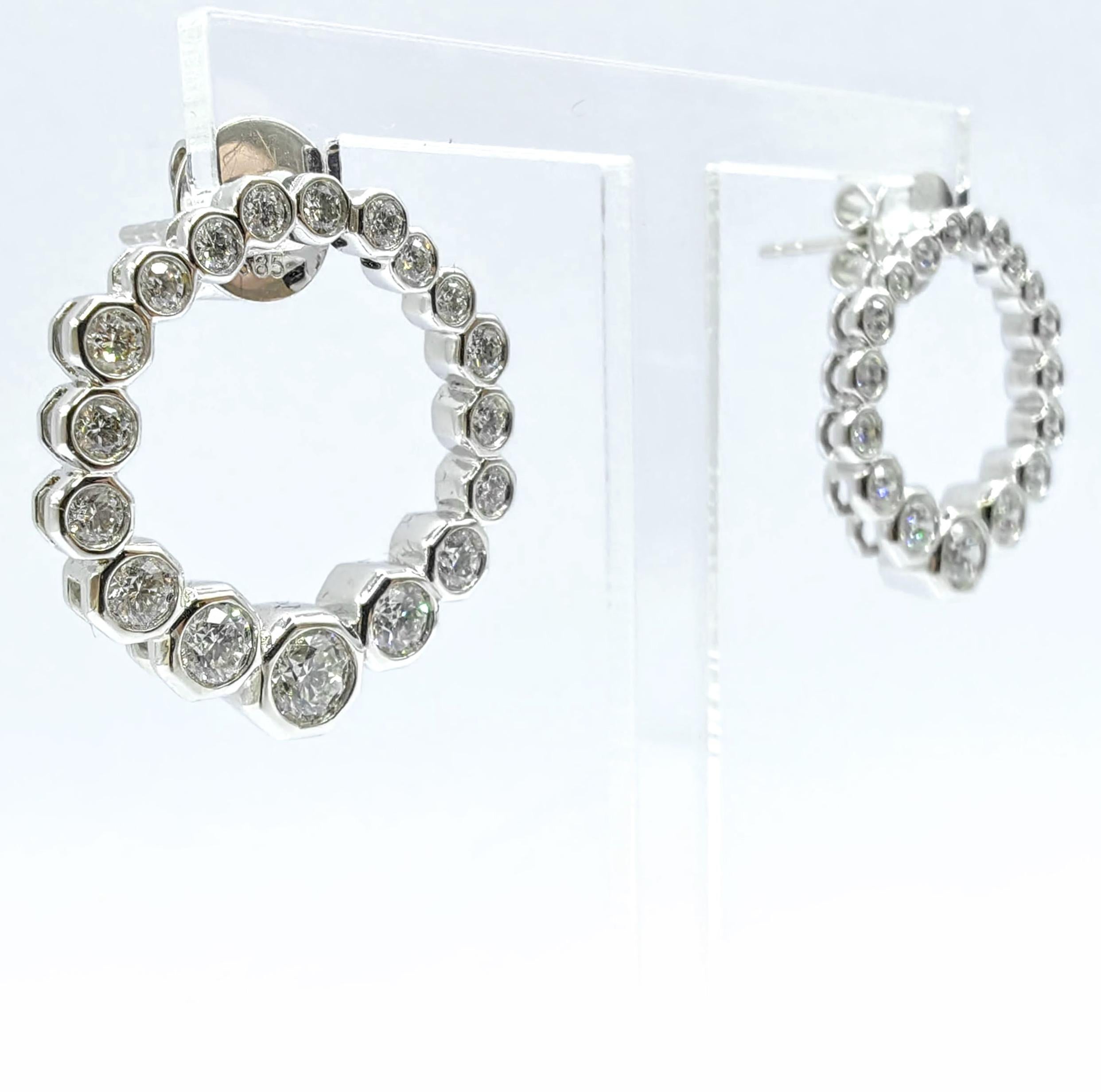 1.93ct Graduated Diamond Circle Earrings with Octagon Bezels in 14K White Gold (Rundschliff) im Angebot