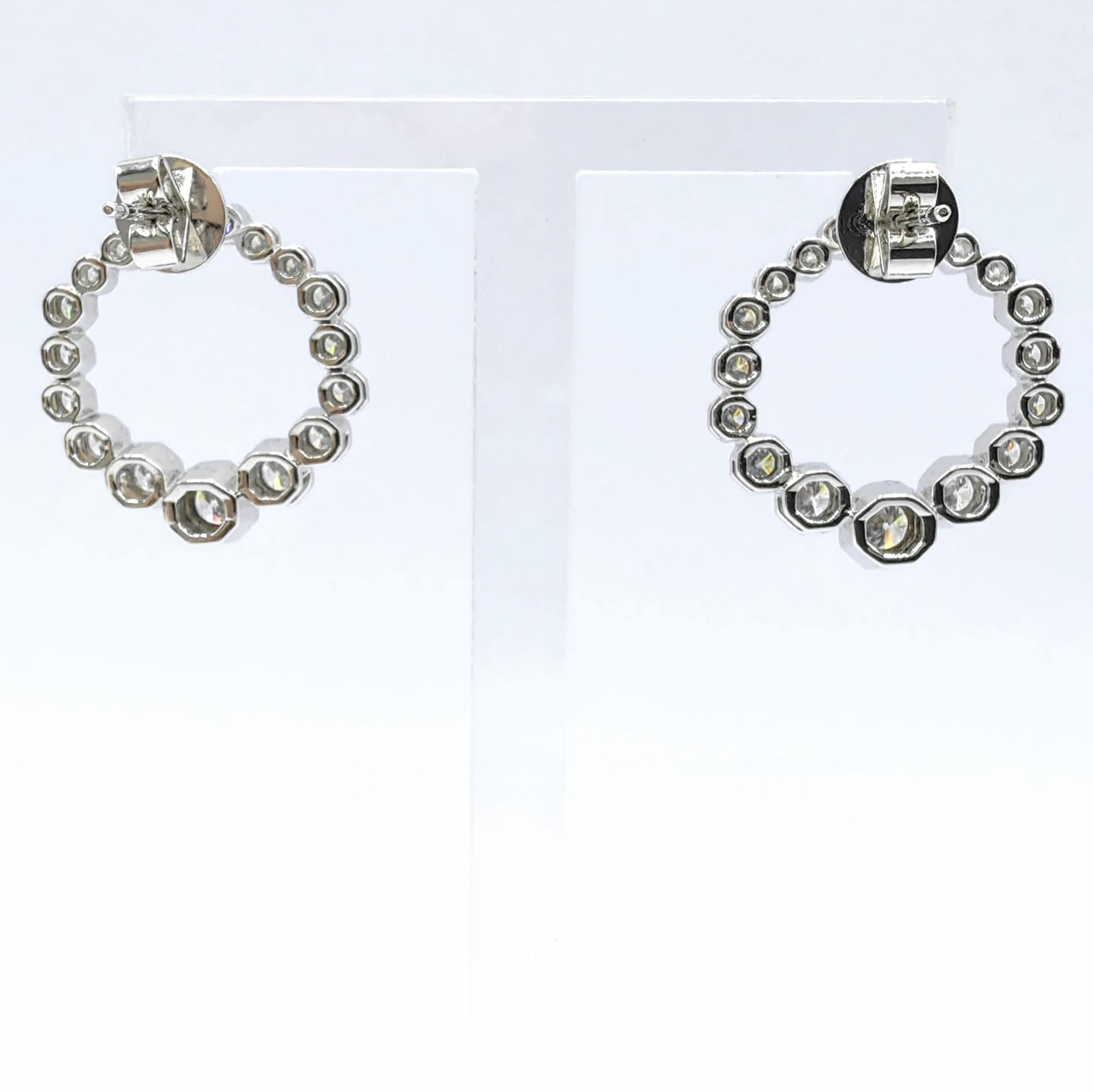 1.93ct Graduated Diamond Circle Earrings with Octagon Bezels in 14K White Gold im Zustand „Neu“ im Angebot in Wan Chai District, HK
