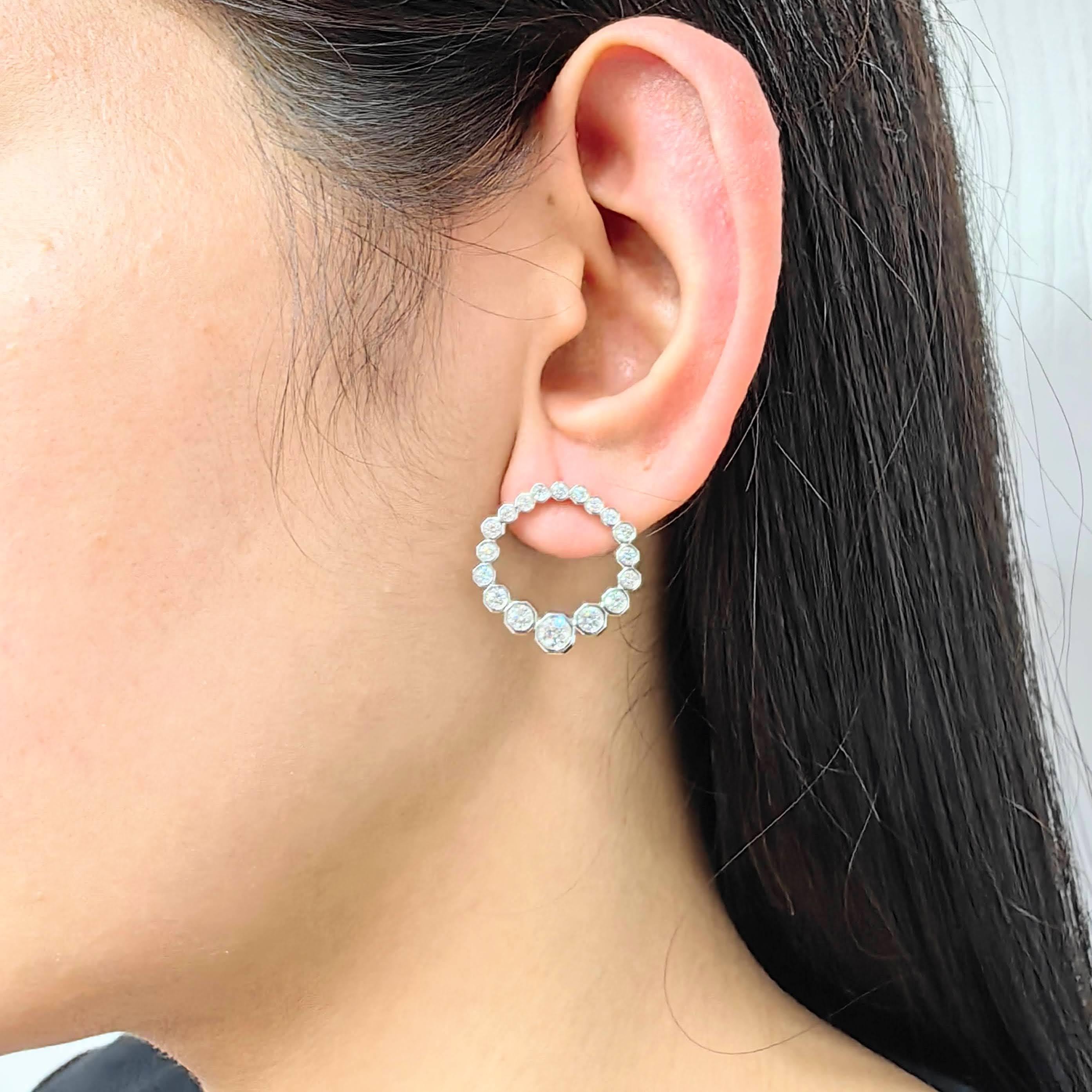 1.93ct Graduated Diamond Circle Earrings with Octagon Bezels in 14K White Gold Damen im Angebot