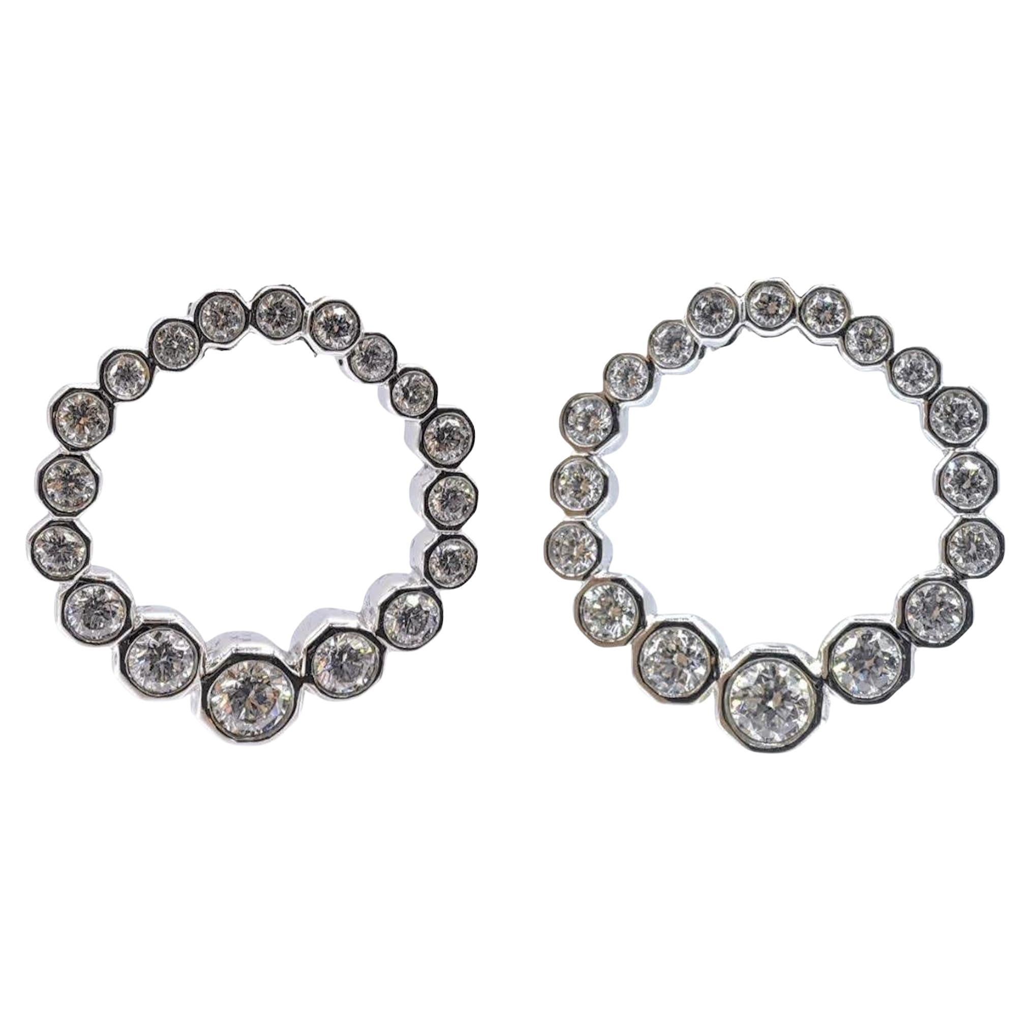 Pendientes Círculo Graduado de Diamantes a Medida con Biseles Octogonales en Oro Blanco de 14 K en venta