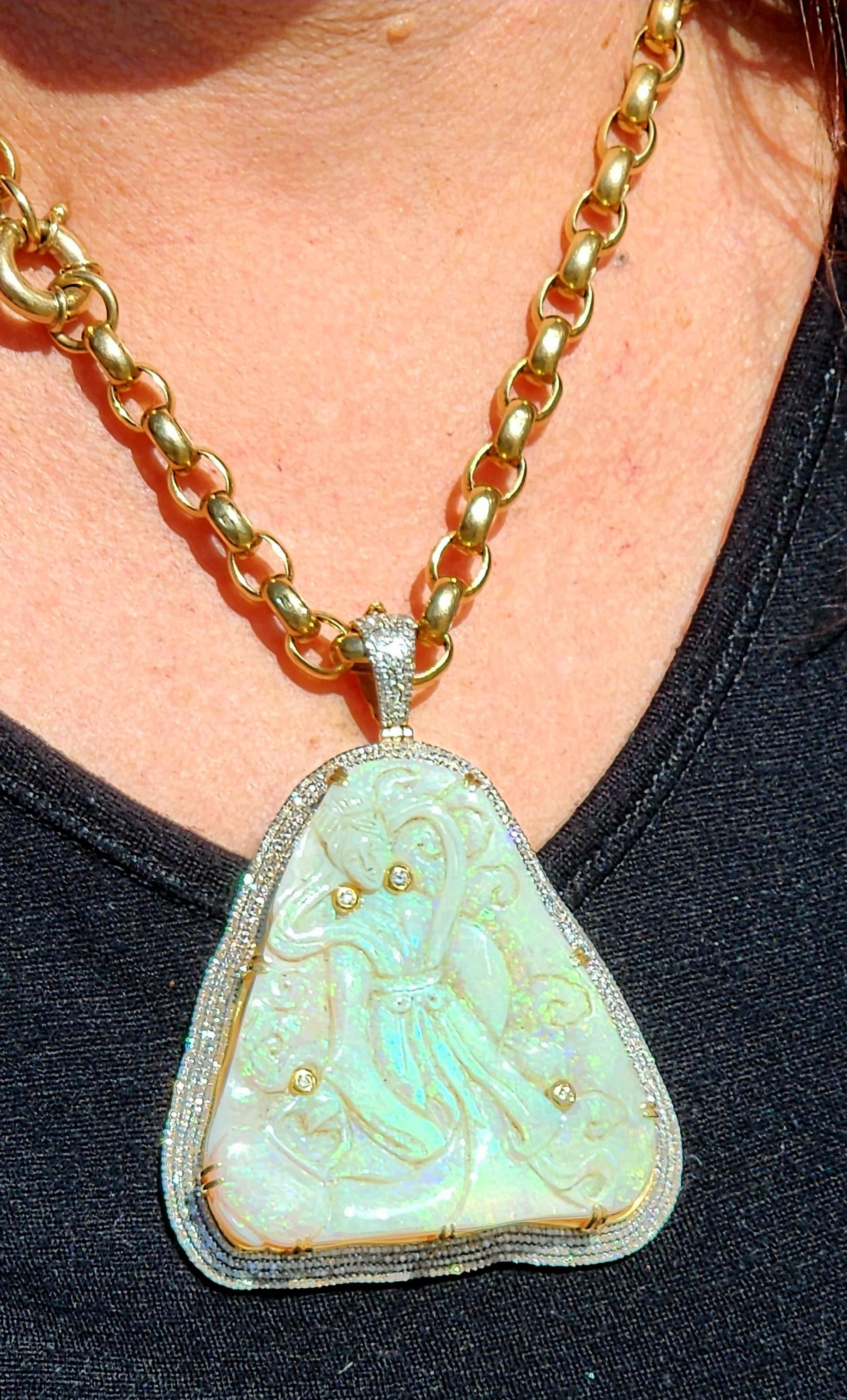 193ct Handmade Gelbgold Opal und Diamant Anhänger (Antiker Kissenschliff) im Angebot