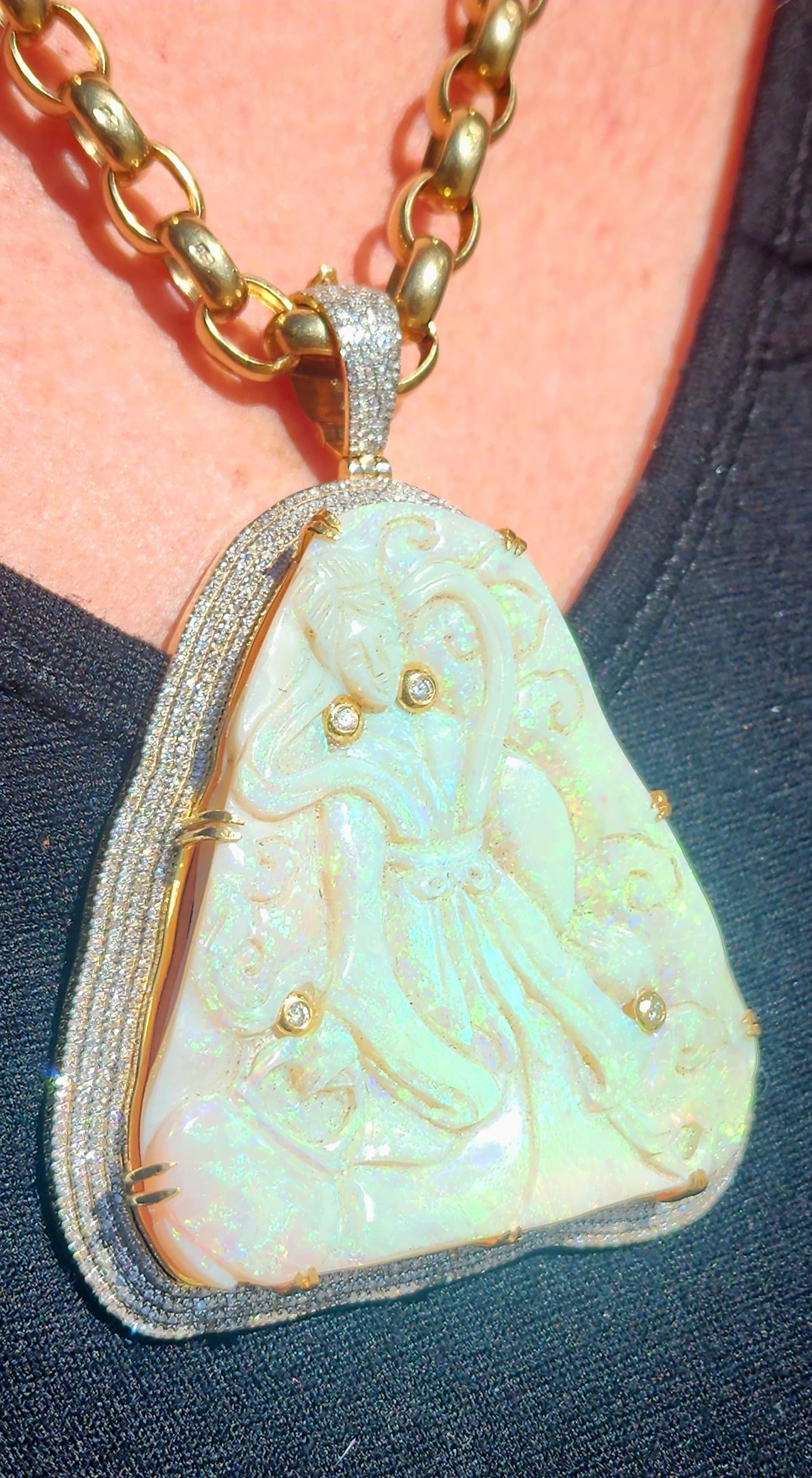 193ct Handmade Gelbgold Opal und Diamant Anhänger für Damen oder Herren im Angebot