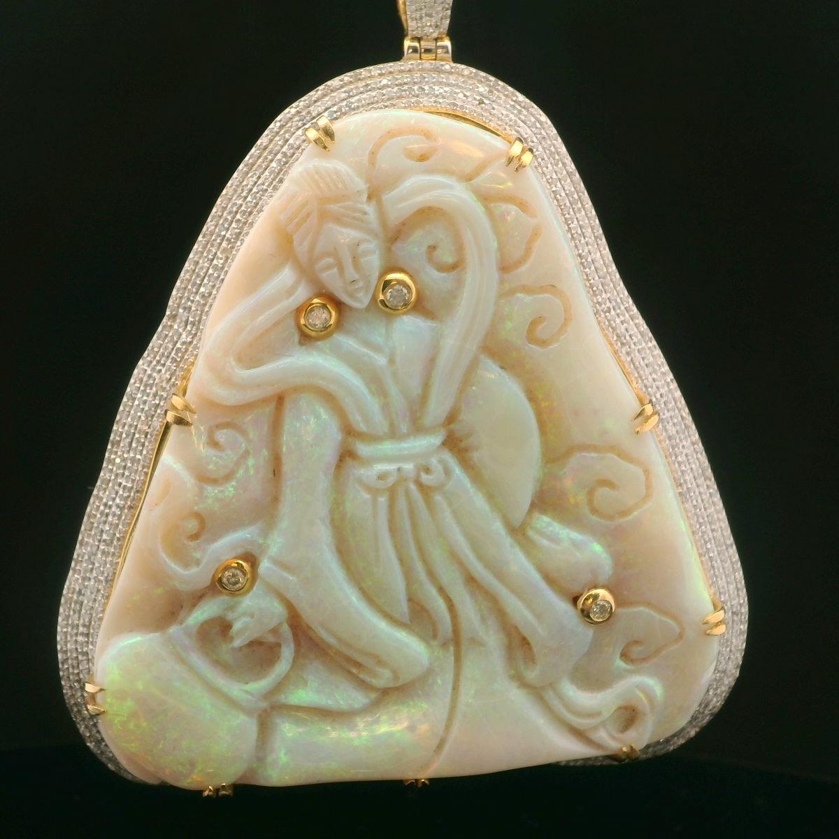 193ct Handmade Gelbgold Opal und Diamant Anhänger im Angebot 1