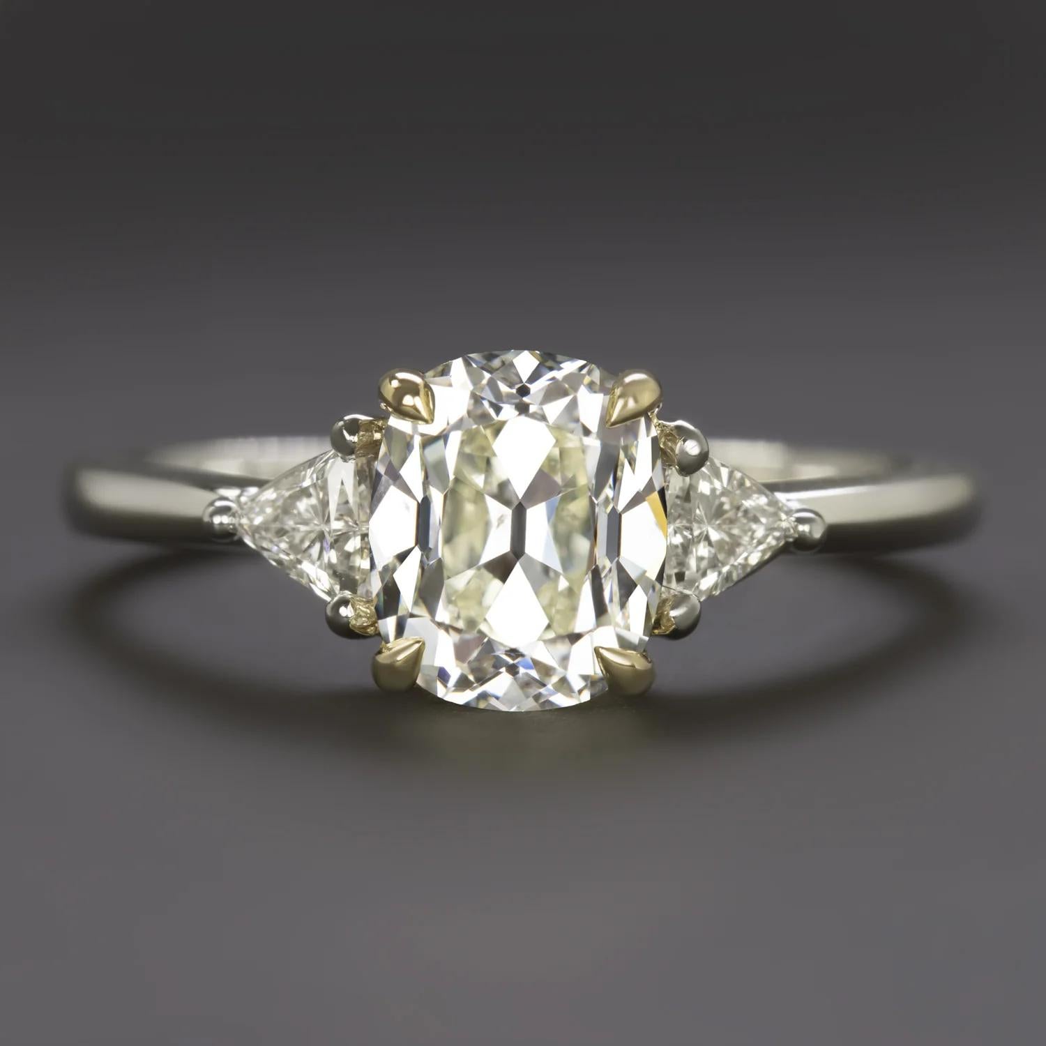 Un design senza tempo con un tocco di carattere audace: questo elegante anello di fidanzamento a tre pietre mette in mostra uno splendido diamante allungato da 1,73 carati con taglio Old Mine, sapientemente abbinato a eleganti pietre laterali con