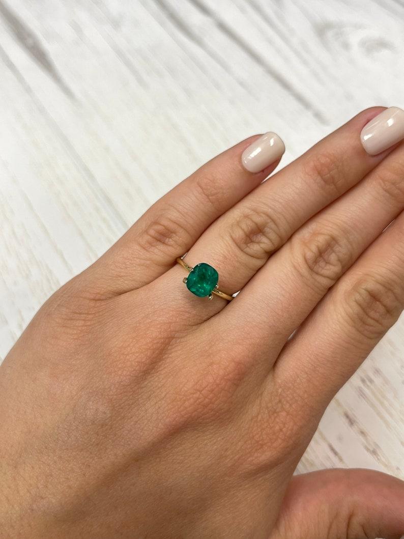 Donna 1,94 Carati 8x7 Smeraldo Colombiano Verde Muzo Vivido - Pietra di nascita di maggio con taglio a cuscino in vendita