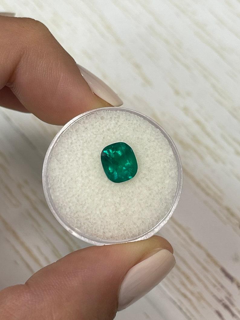 Moderno 1,94 Carati 8x7 Smeraldo Colombiano Verde Muzo Vivido - Pietra di nascita di maggio con taglio a cuscino in vendita