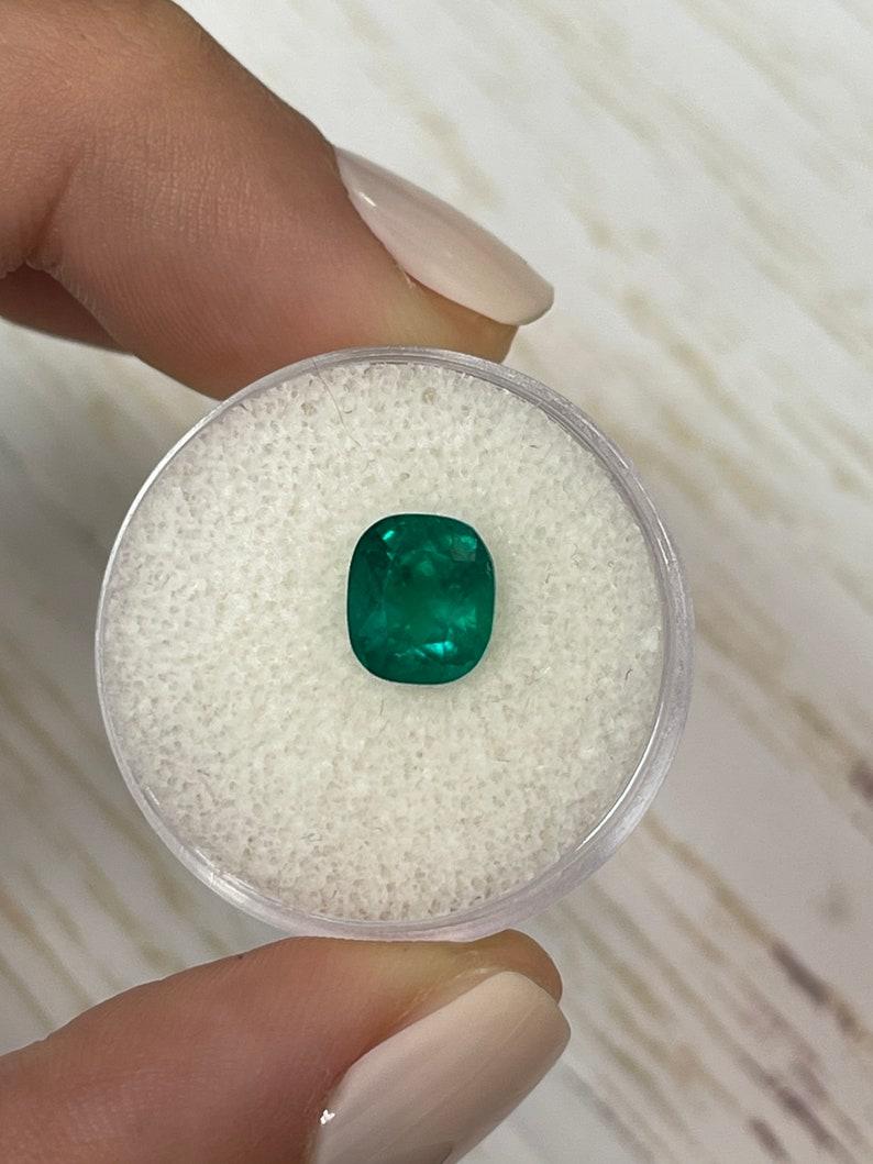 A. Stone: Smeraldo
Peso: 1,94 carati
Forma: Taglio a cuscino
Chiarezza: Trasparente
Lucentezza: Molto buono
Colore: Vivido Greene & Greene
Misure: 8,27 mm x 7,22 mm x 5,33 mm
Origine geografica: Colombia
Trattamento: Naturale, oliatura

Commenti: A