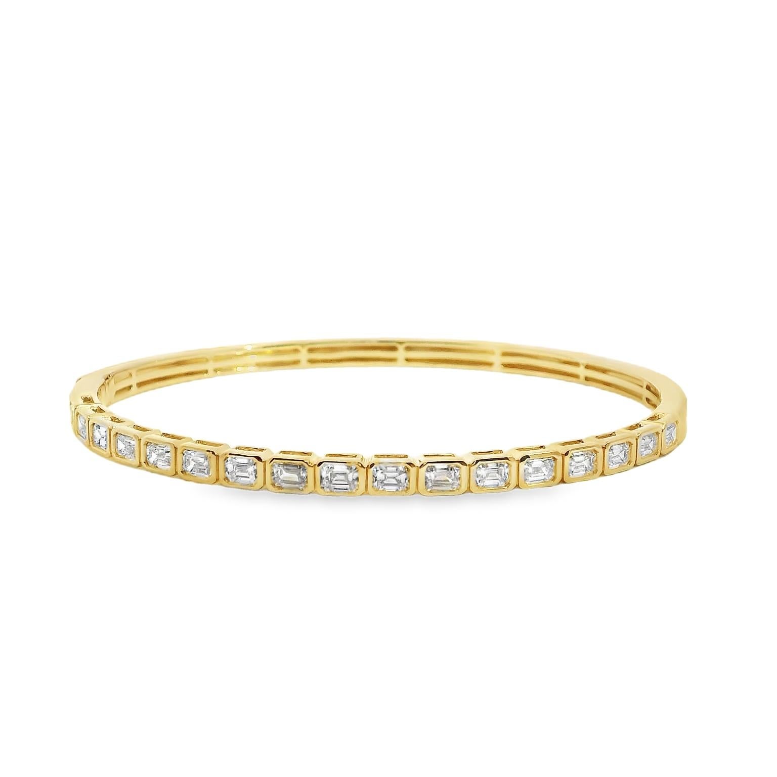 Taille émeraude Bracelet jonc en or jaune 18 carats serti d'un diamant taille émeraude de 1,94 carat en vente