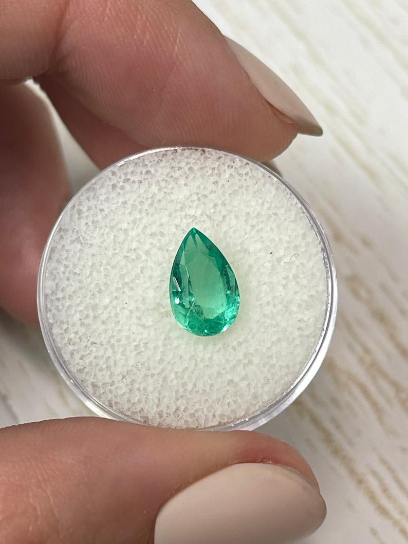 1.94 Karat crystalline grüner kolumbianischer Smaragd im Birthston-Schliff - Birnenschliff (Moderne) im Angebot