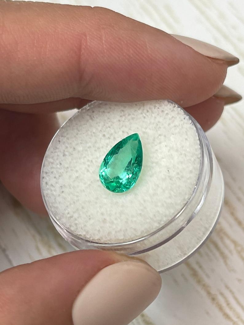 1.94 Karat crystalline grüner kolumbianischer Smaragd im Birthston-Schliff - Birnenschliff (Tropfenschliff) im Angebot