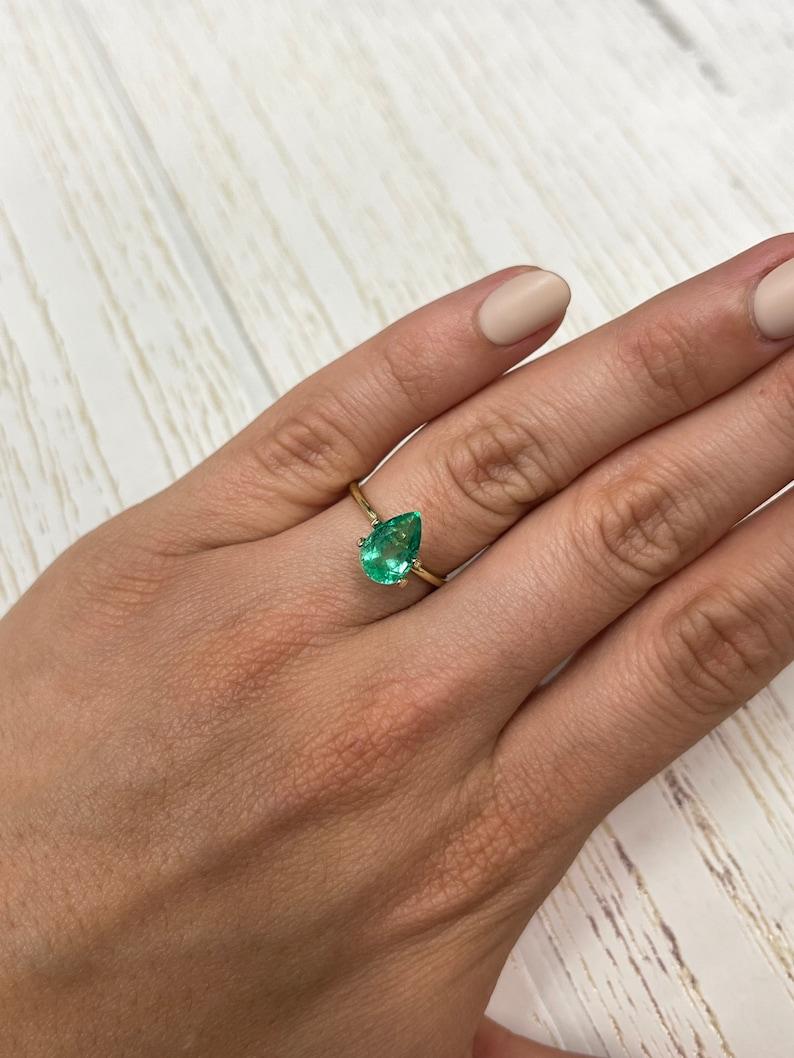 1.94 Karat crystalline grüner kolumbianischer Smaragd im Birthston-Schliff - Birnenschliff Damen im Angebot