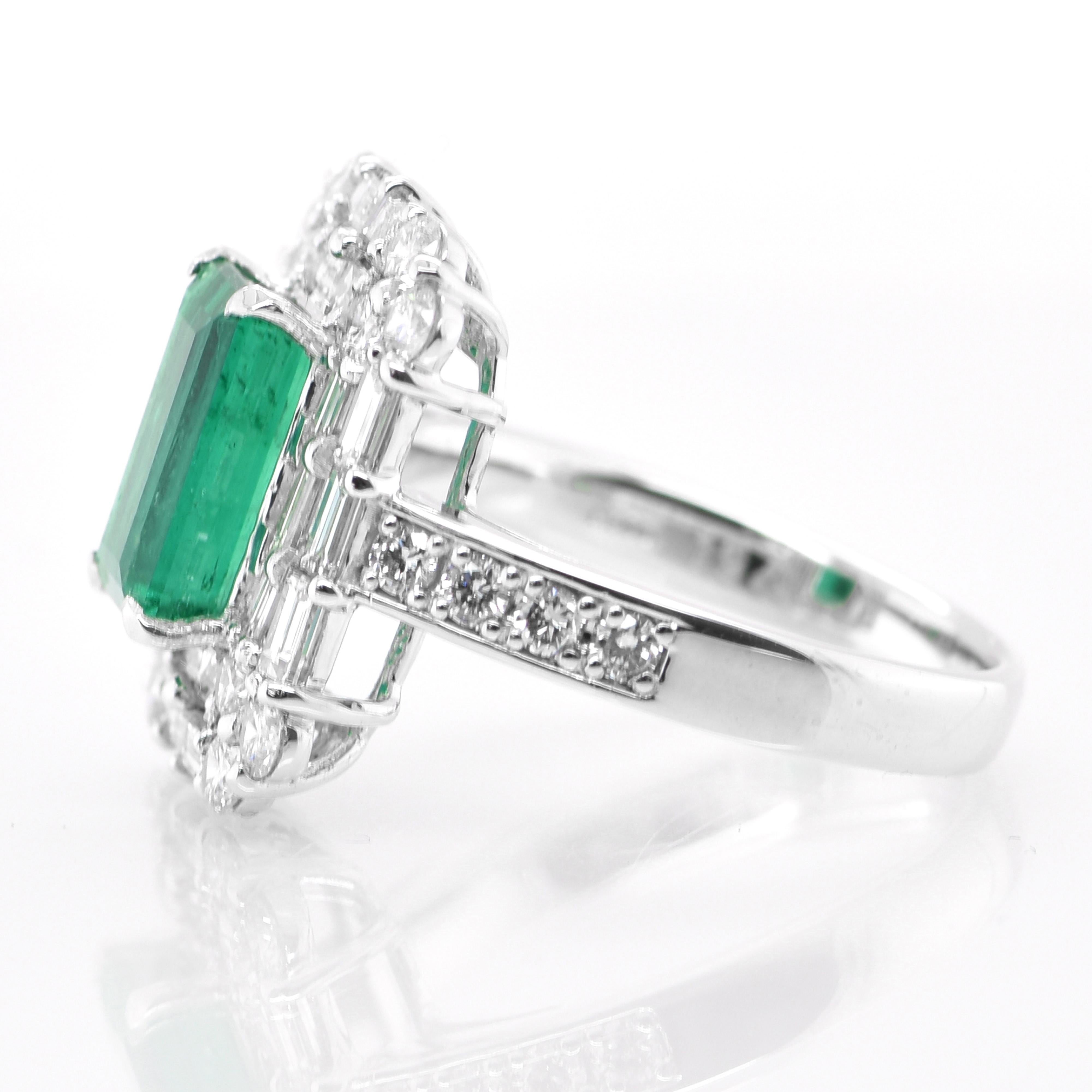 1.94 Carat Natural Emerald and Diamond Art Deco Inspired Ring Set in Platinum In New Condition In Tokyo, JP