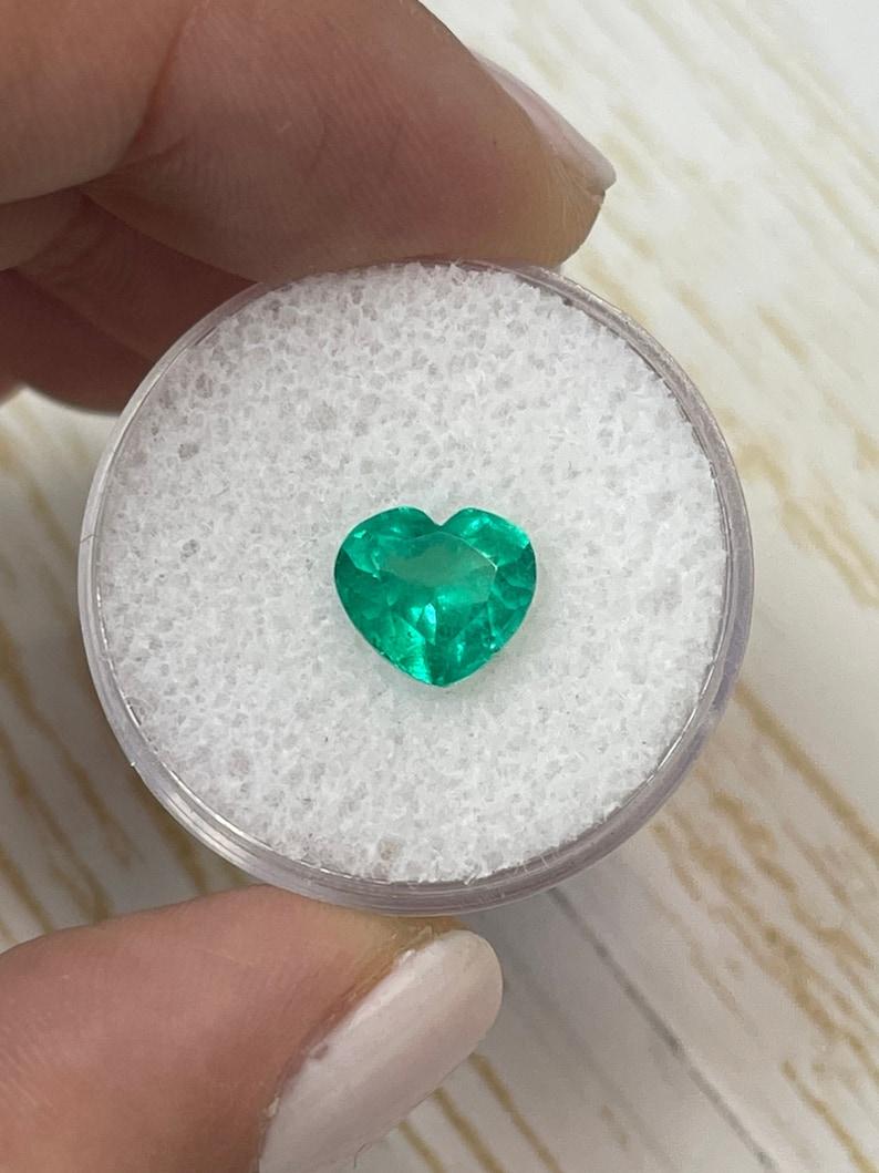 Stein: Smaragd
Gewicht: 1,94 Karat
Form: Herzschliff
Klarheit: Transparent
Lüster: Sehr gut
Farbe: Mittel-Bläulich-Grün
Abmessungen: 7,90 mm x 8,74 mm x 5,27 mm
Geografische Herkunft: Kolumbien
Behandlung: Natürlich, Ölen

Bemerkungen: Aufgrund der