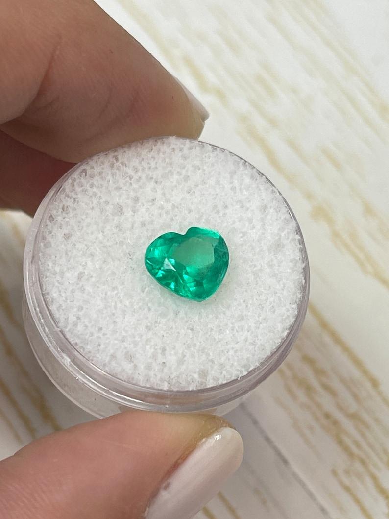 1,94 Karat kolumbianischer Smaragd im Herzschliff  Bubbly Green Loser natürlicher Edelstein (Moderne) im Angebot