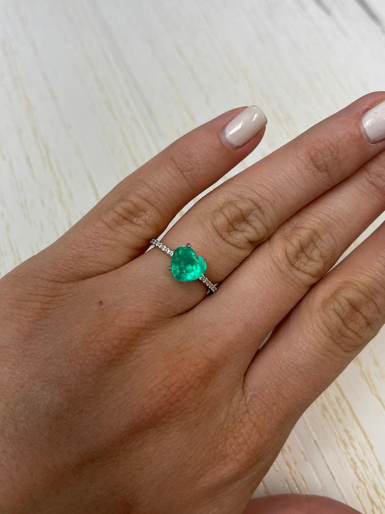 1,94 Karat kolumbianischer Smaragd im Herzschliff  Bubbly Green Loser natürlicher Edelstein Damen im Angebot