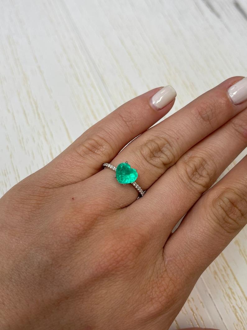 1,94 Karat kolumbianischer Smaragd im Herzschliff  Bubbly Green Loser natürlicher Edelstein im Angebot 1