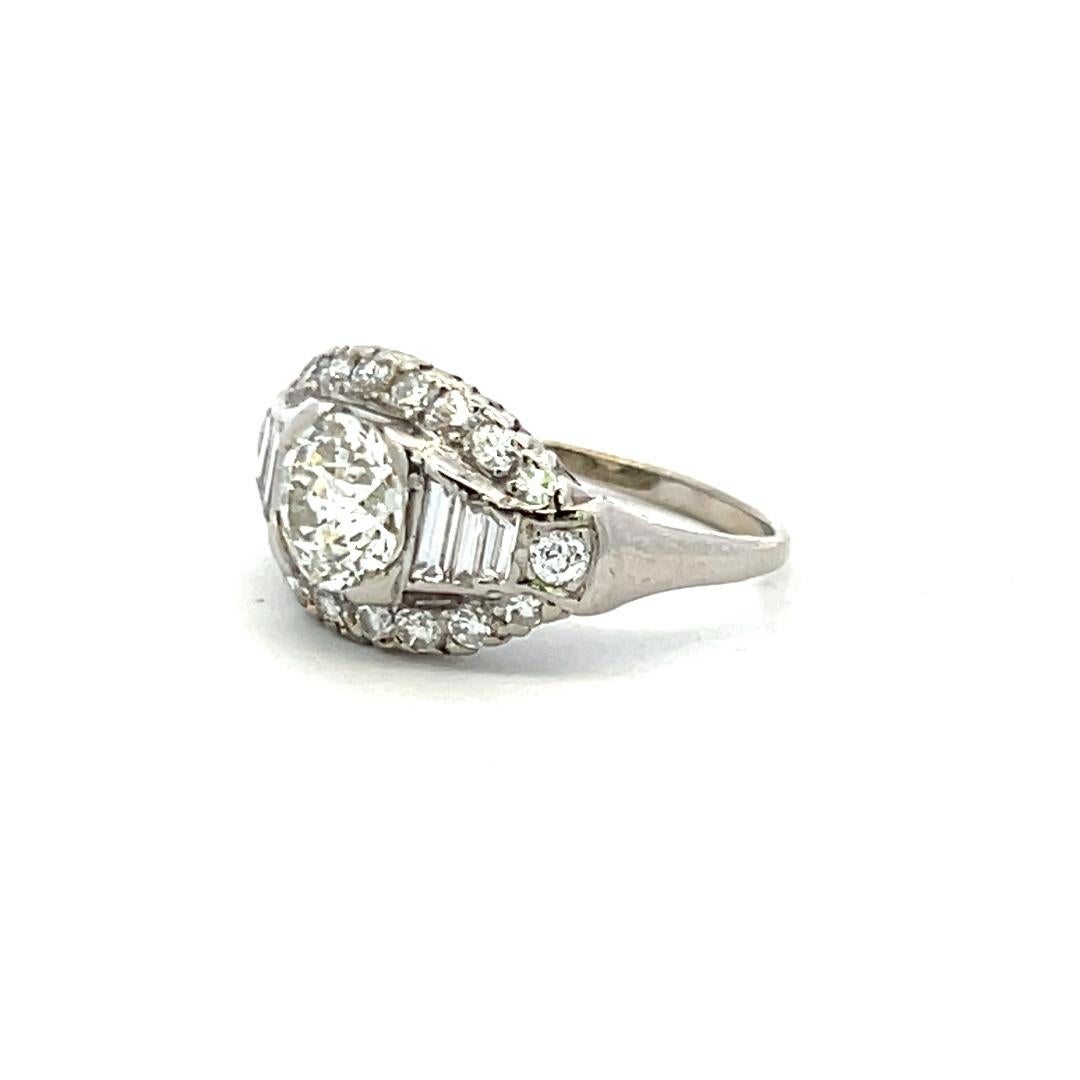 Bague Art déco de 1,94 carat de forme européenne ancienne, ronde et baguette 14 carats en vente 1