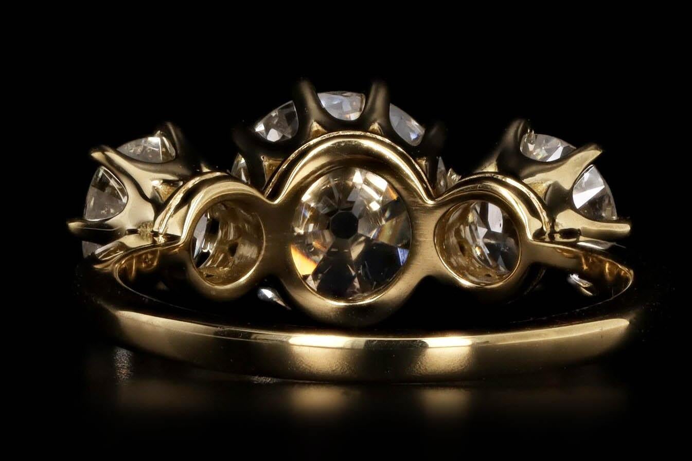 Taille vieille Europe Bague de fiançailles d'inspiration victorienne à trois pierres avec diamant européen ancien de 1,94 carat en vente