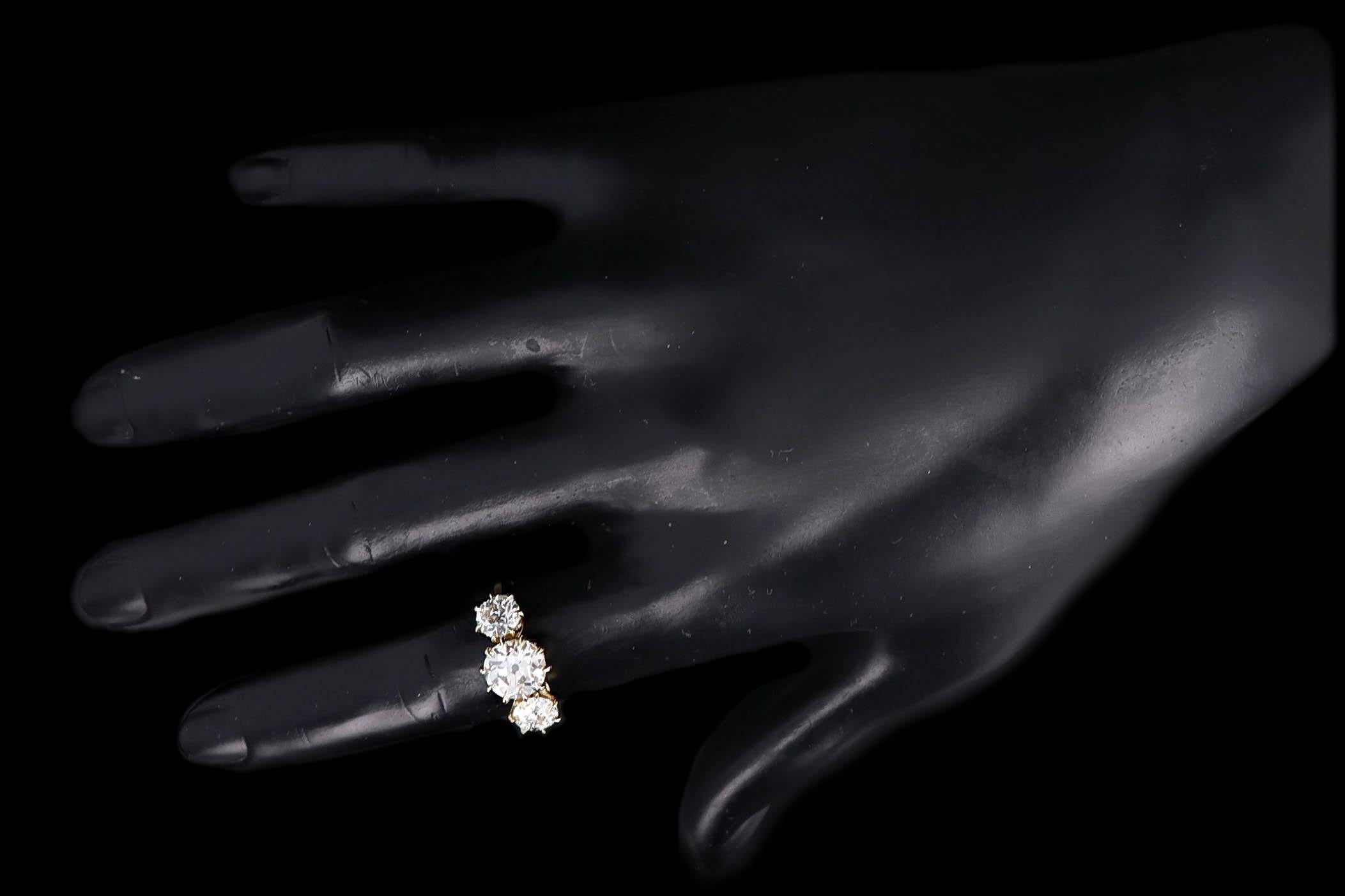 Bague de fiançailles d'inspiration victorienne à trois pierres avec diamant européen ancien de 1,94 carat en vente 2