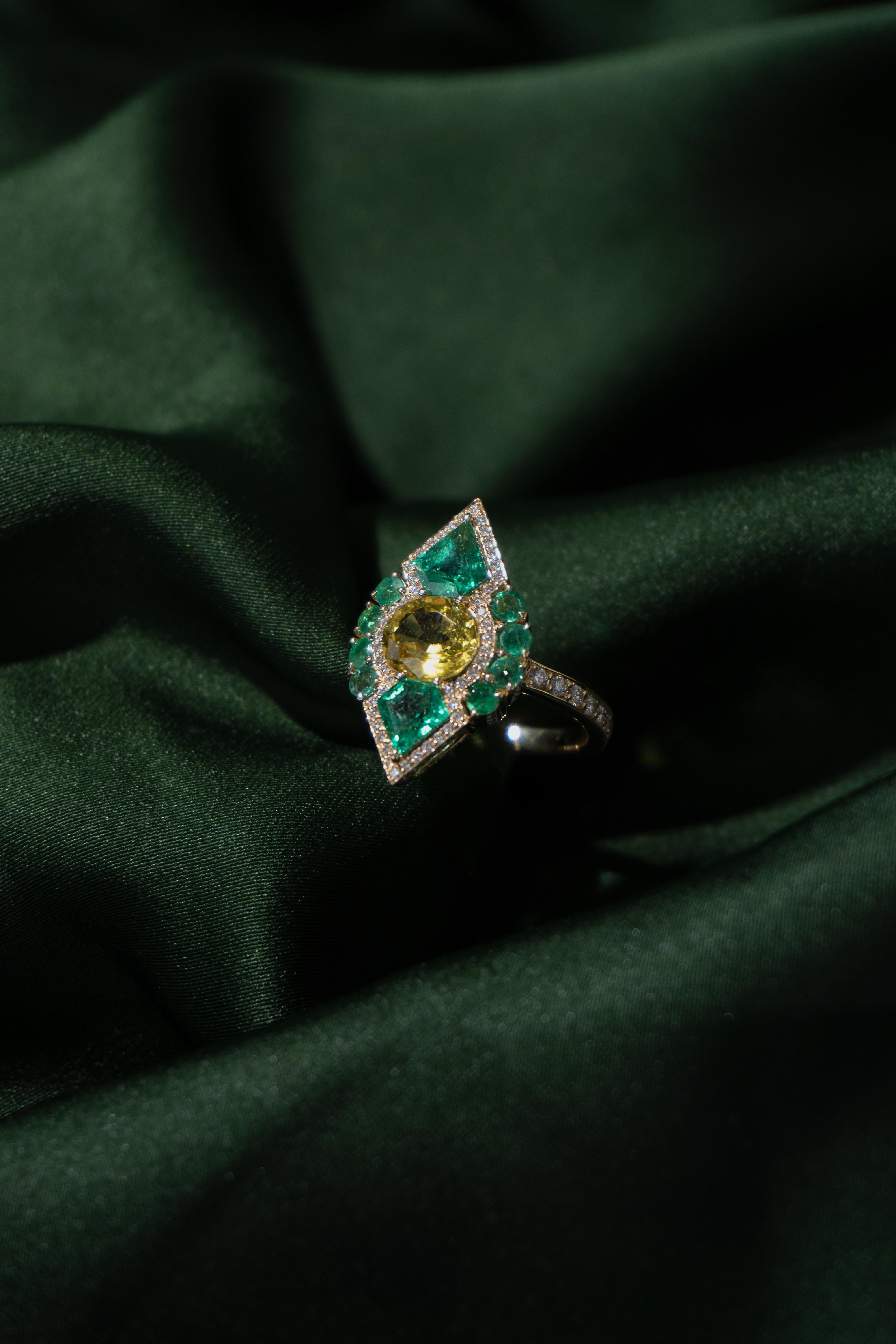 94 Karat Gelber Saphir und 1,86 Karat Smaragd und Diamant-Ring   im Angebot 1