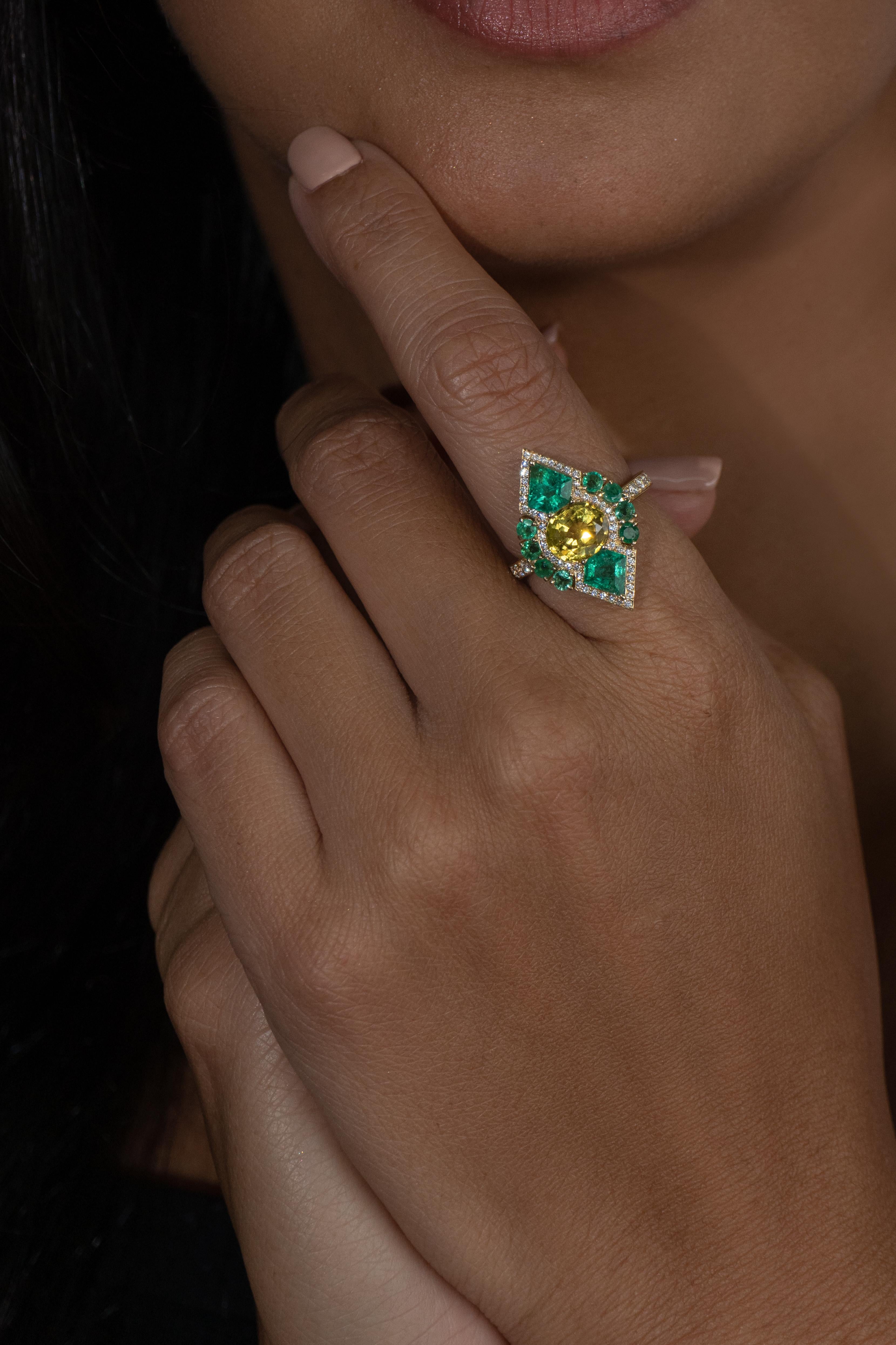 94 Karat Gelber Saphir und 1,86 Karat Smaragd und Diamant-Ring   im Zustand „Neu“ im Angebot in Bangkok, TH