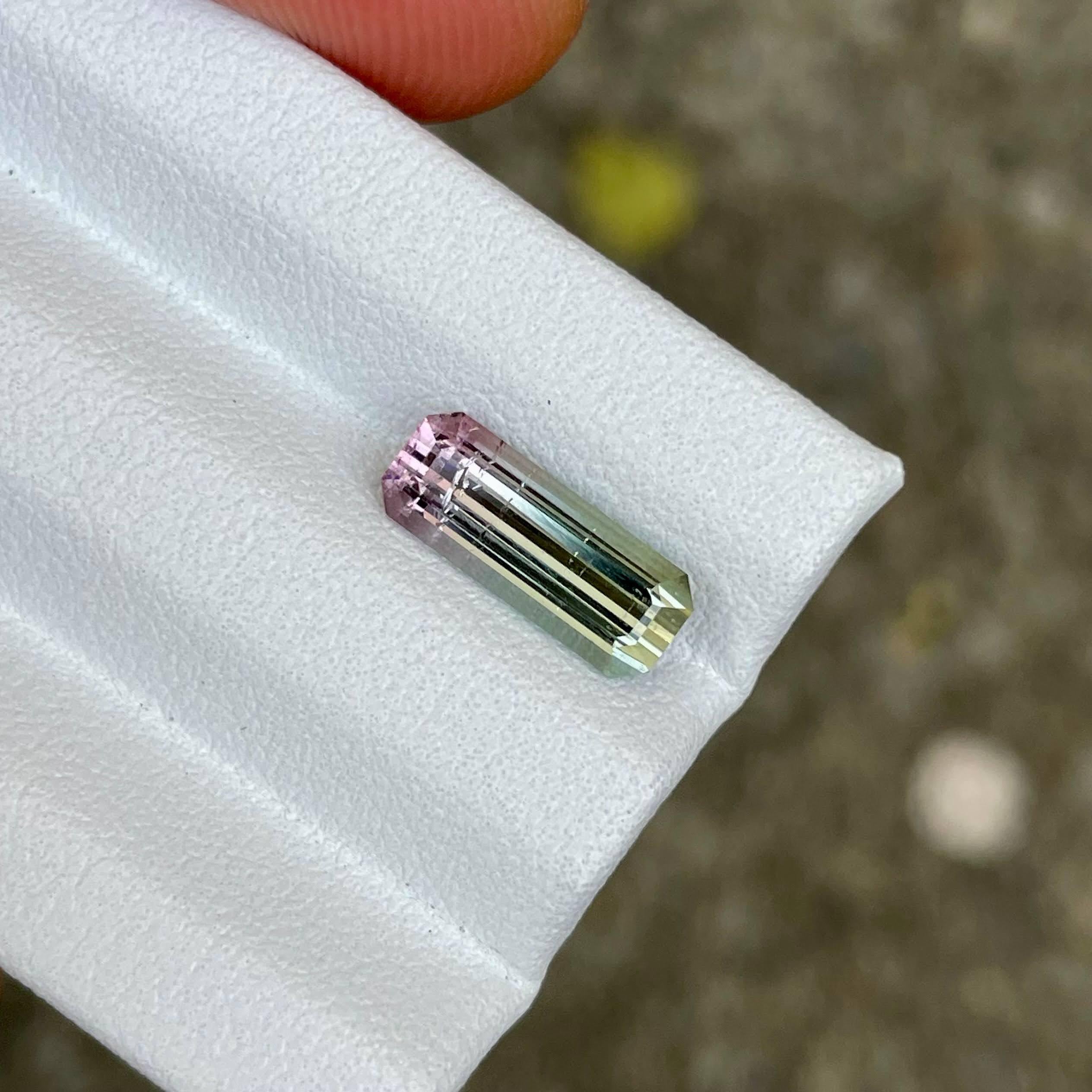 Moderne Pierre tourmaline bicolore taille émeraude afghane de 1,94 carat en vente