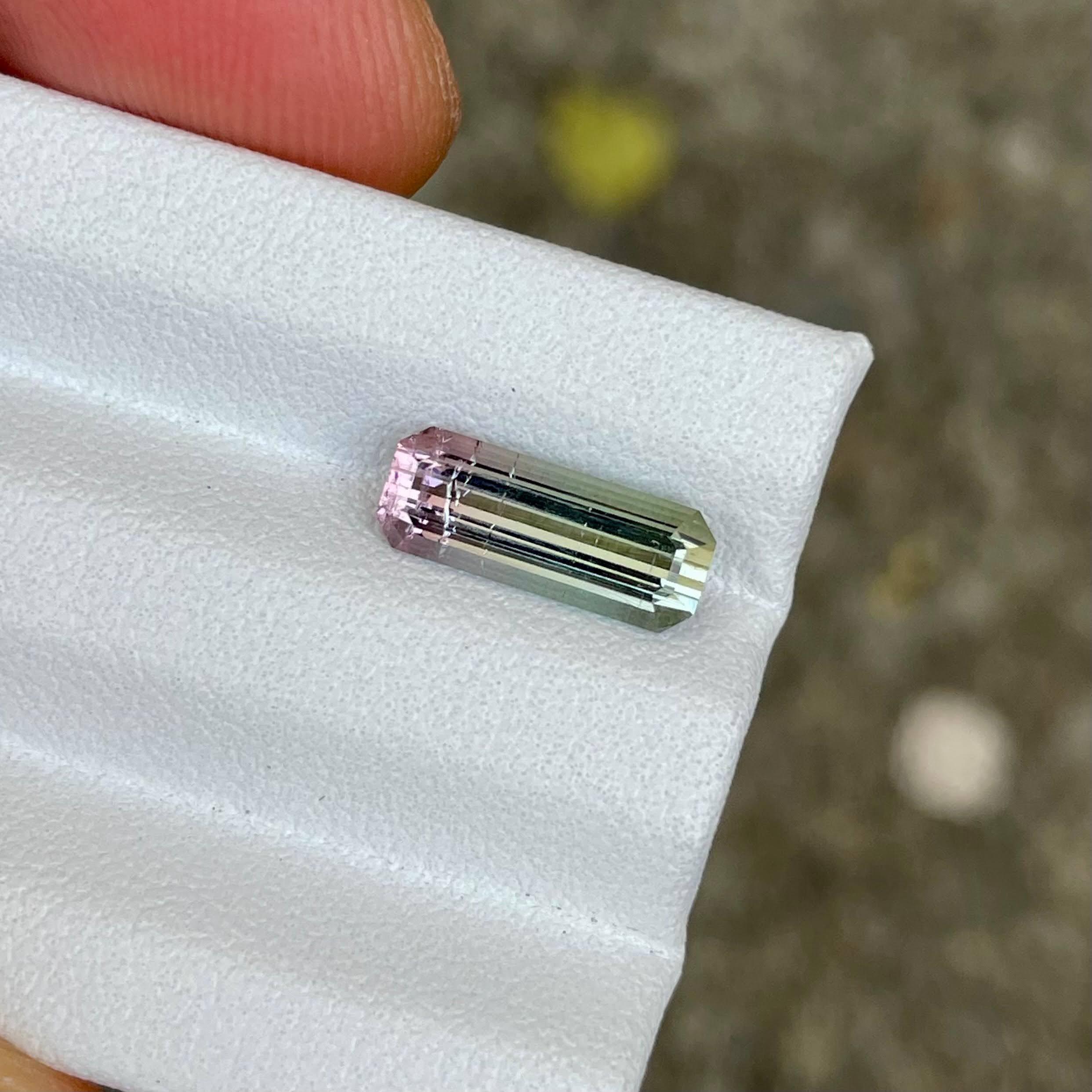 Taille émeraude Pierre tourmaline bicolore taille émeraude afghane de 1,94 carat en vente