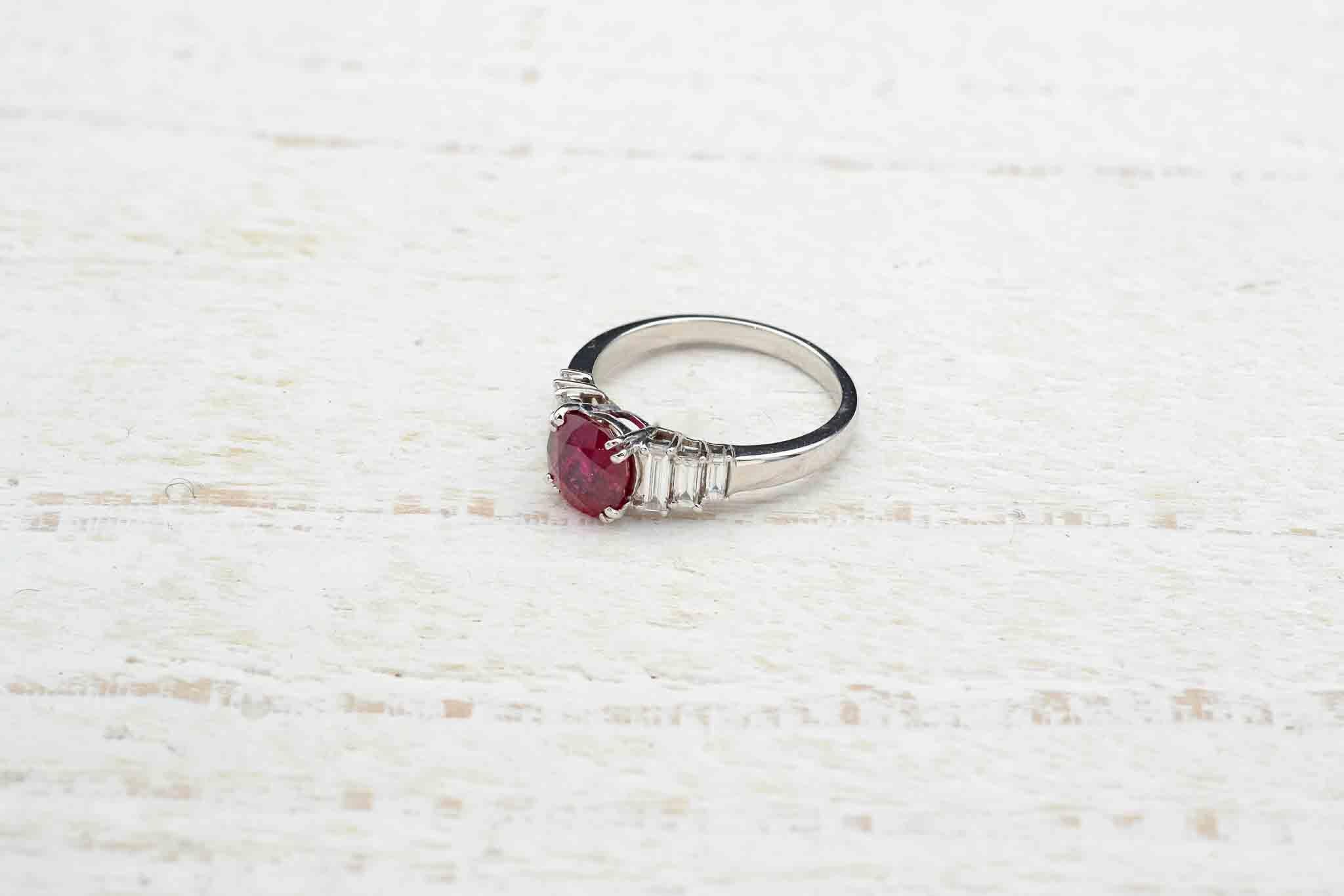1.94 carats ruby and diamonds ring In Good Condition For Sale In PARIS, FR
