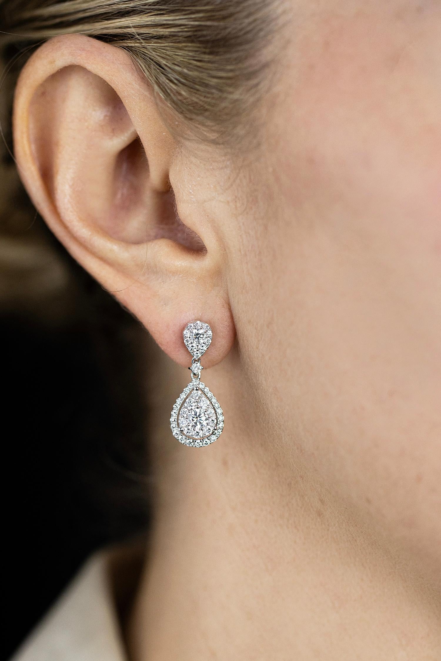 Contemporaneo Roman Malakov Diamonds da 1,94 carati totali a forma di pera, orecchini a goccia con illusione di diamante in vendita