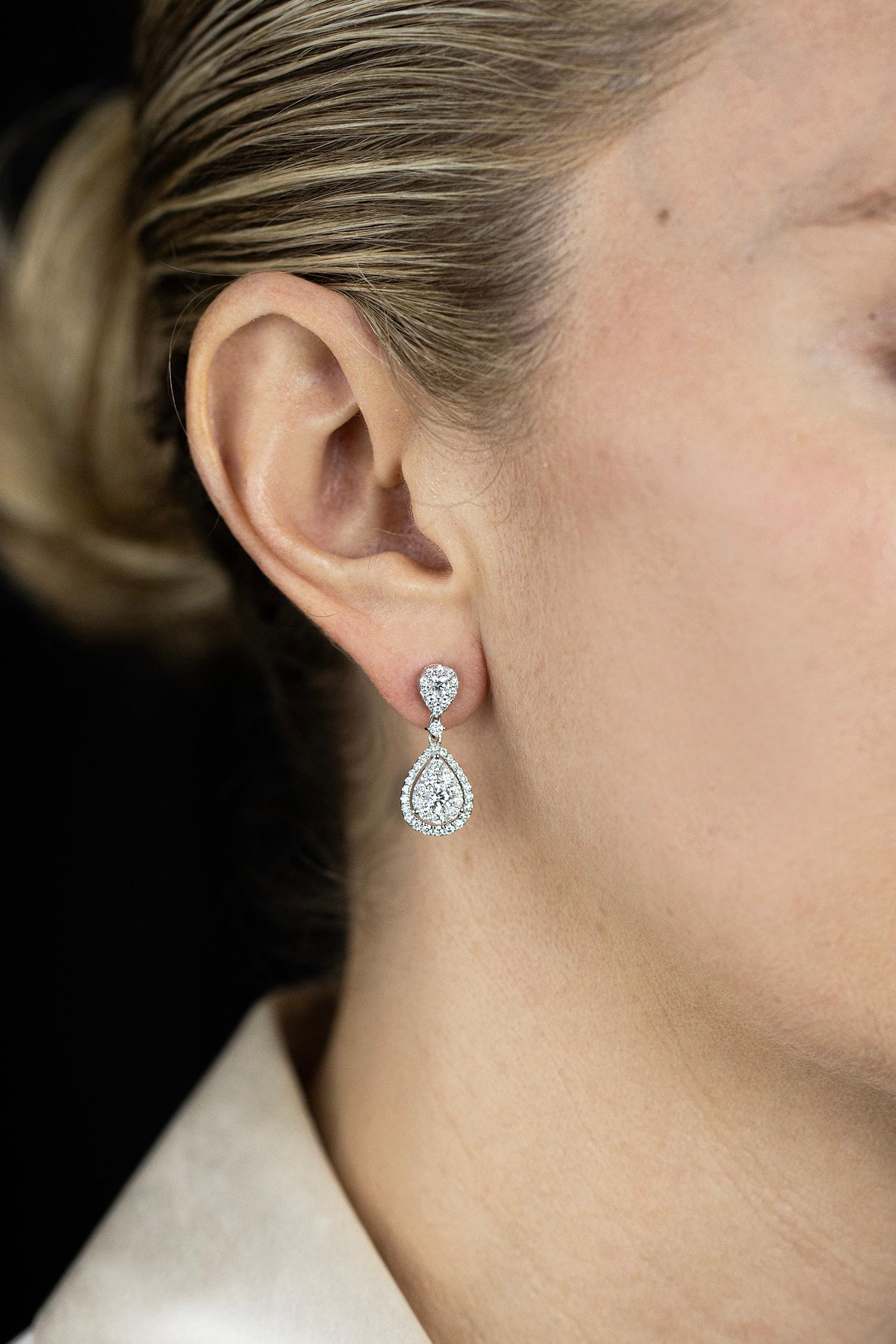 Taglio a goccia Roman Malakov Diamonds da 1,94 carati totali a forma di pera, orecchini a goccia con illusione di diamante in vendita