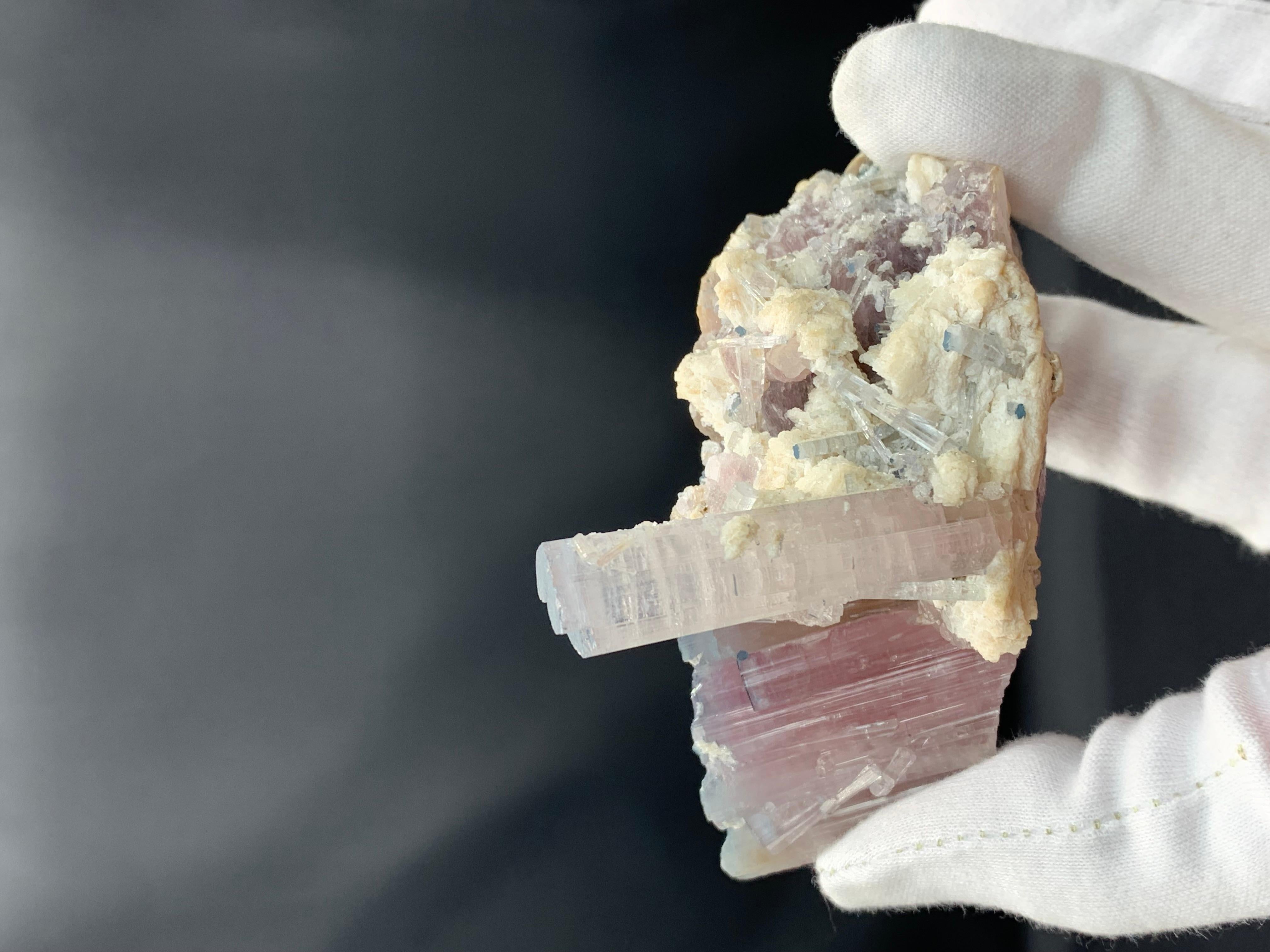 Style Adam Spécimen de tourmaline rubellite bleue avec Albite d'Afghanistan en vente